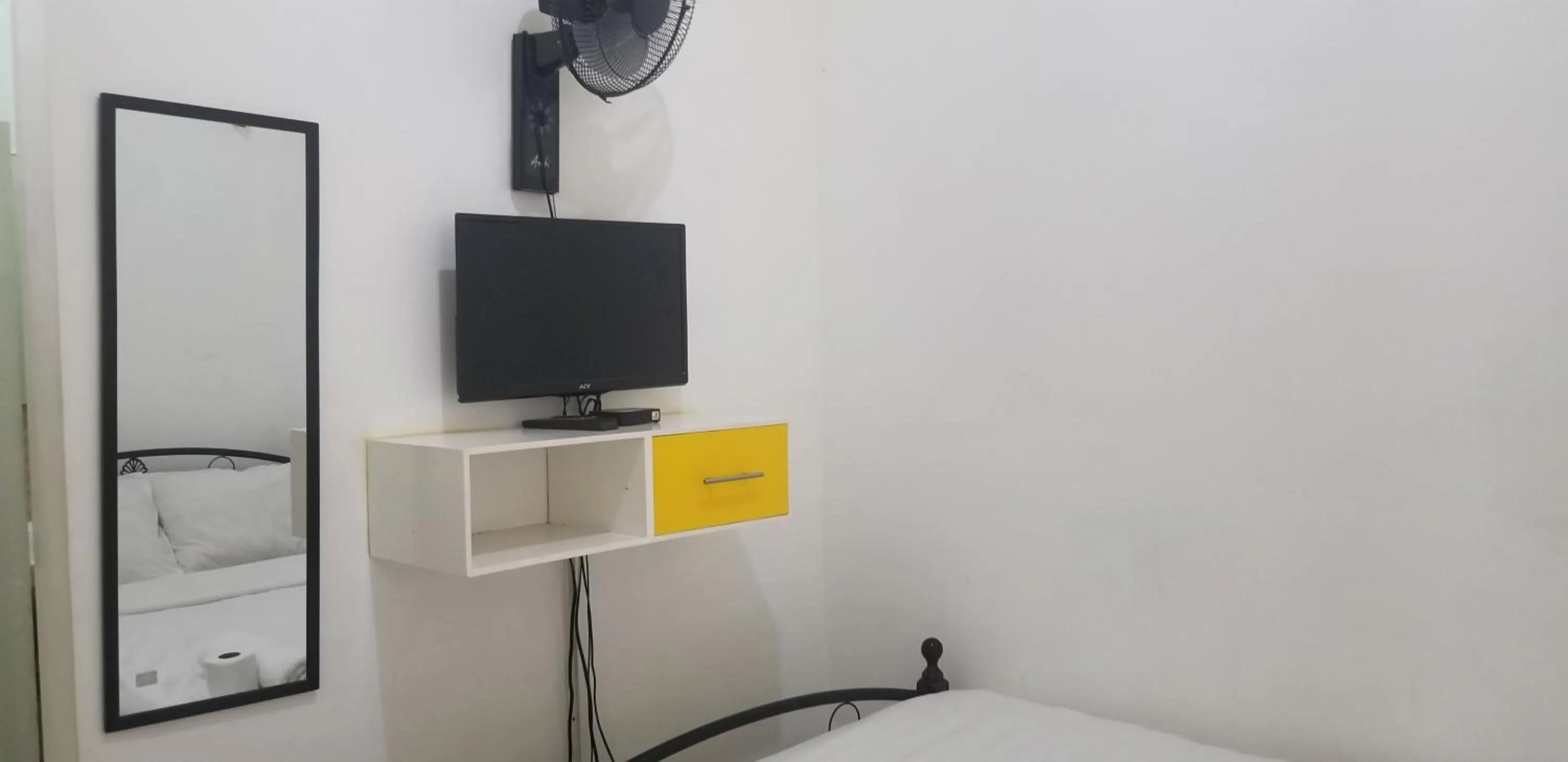 TV and multimedia, Bed in Innsite Room Rentals