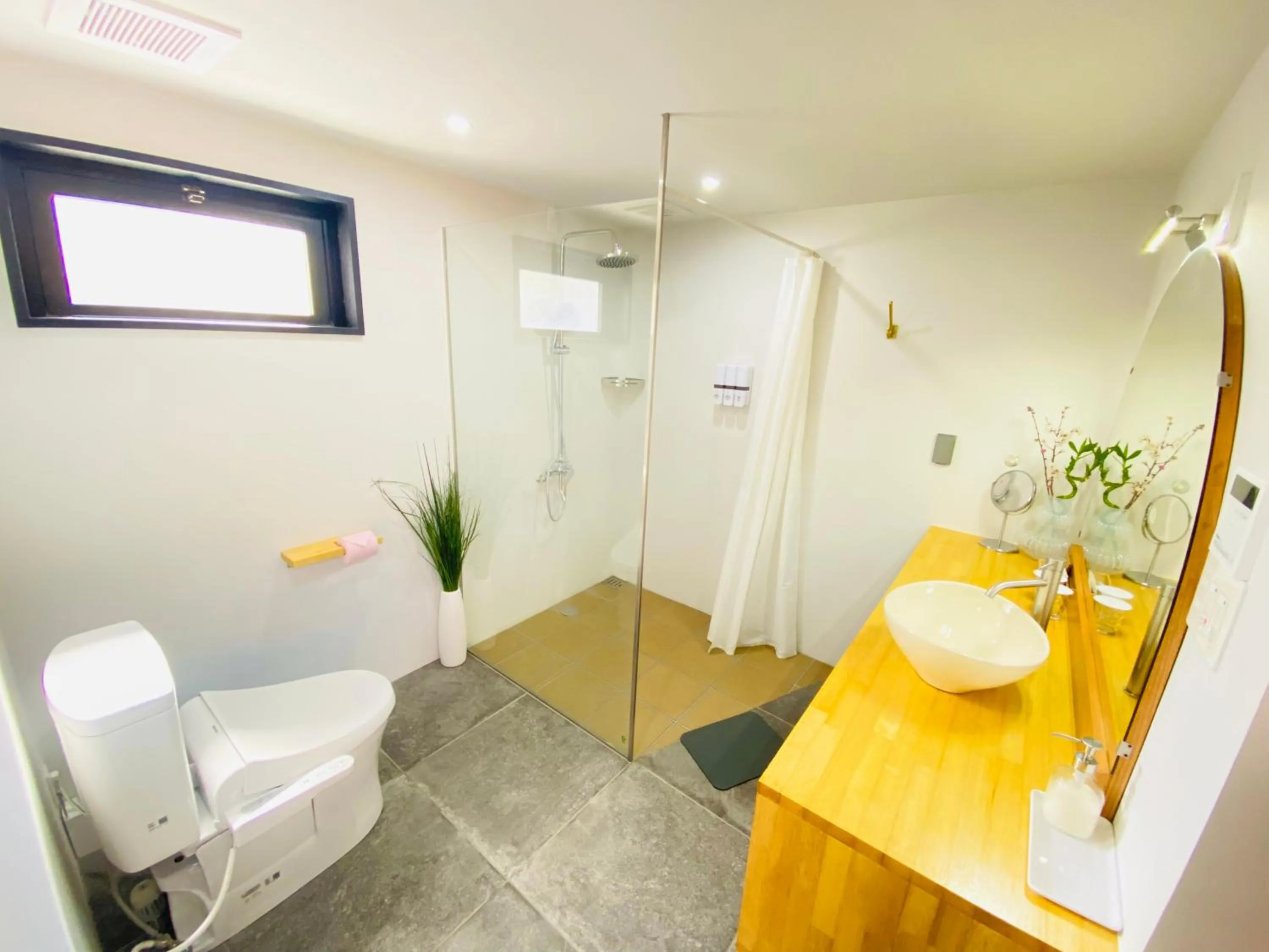 Shower in Hotel Little Swiss House