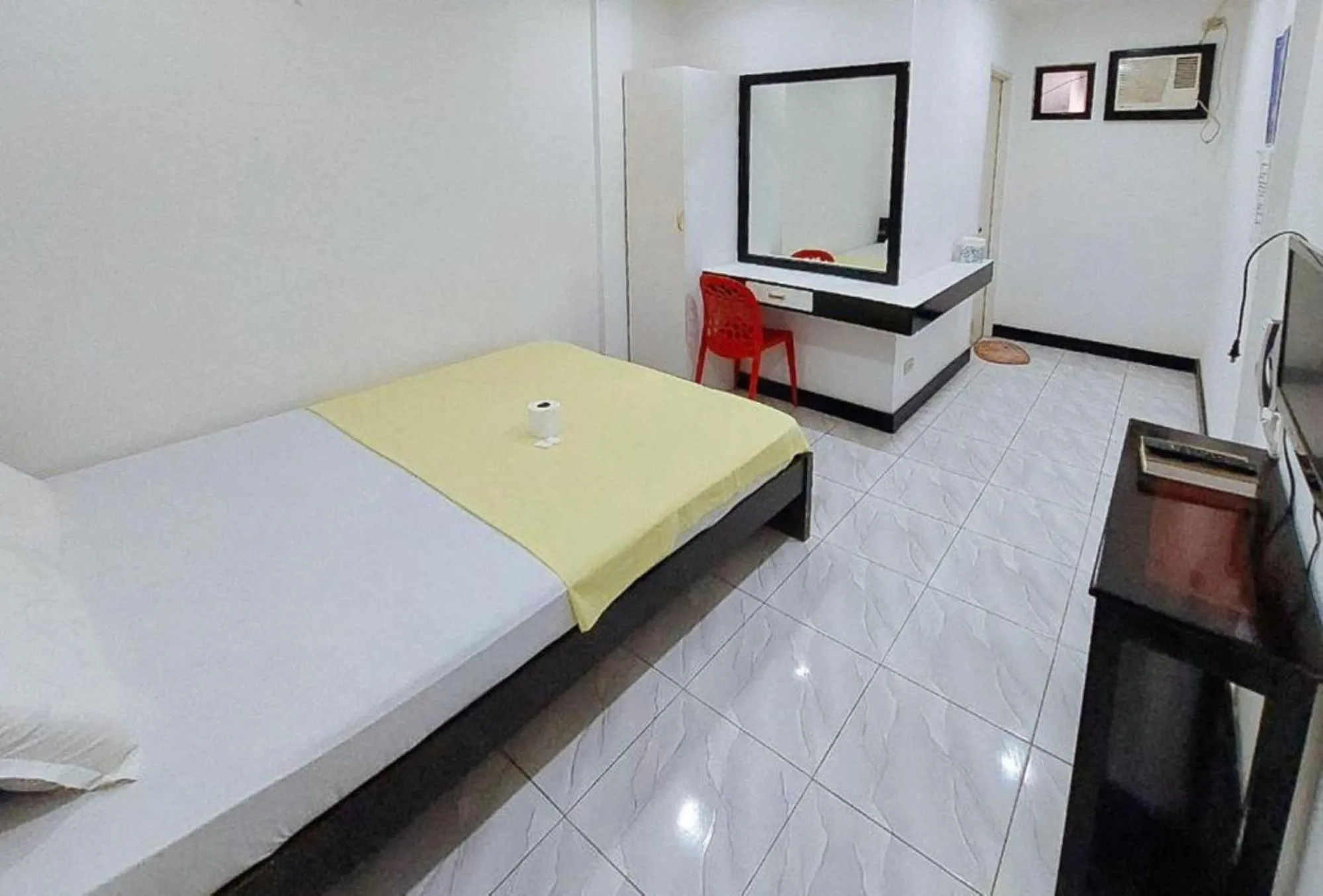 Bed in RedDoorz at Buena's Pension Palawan