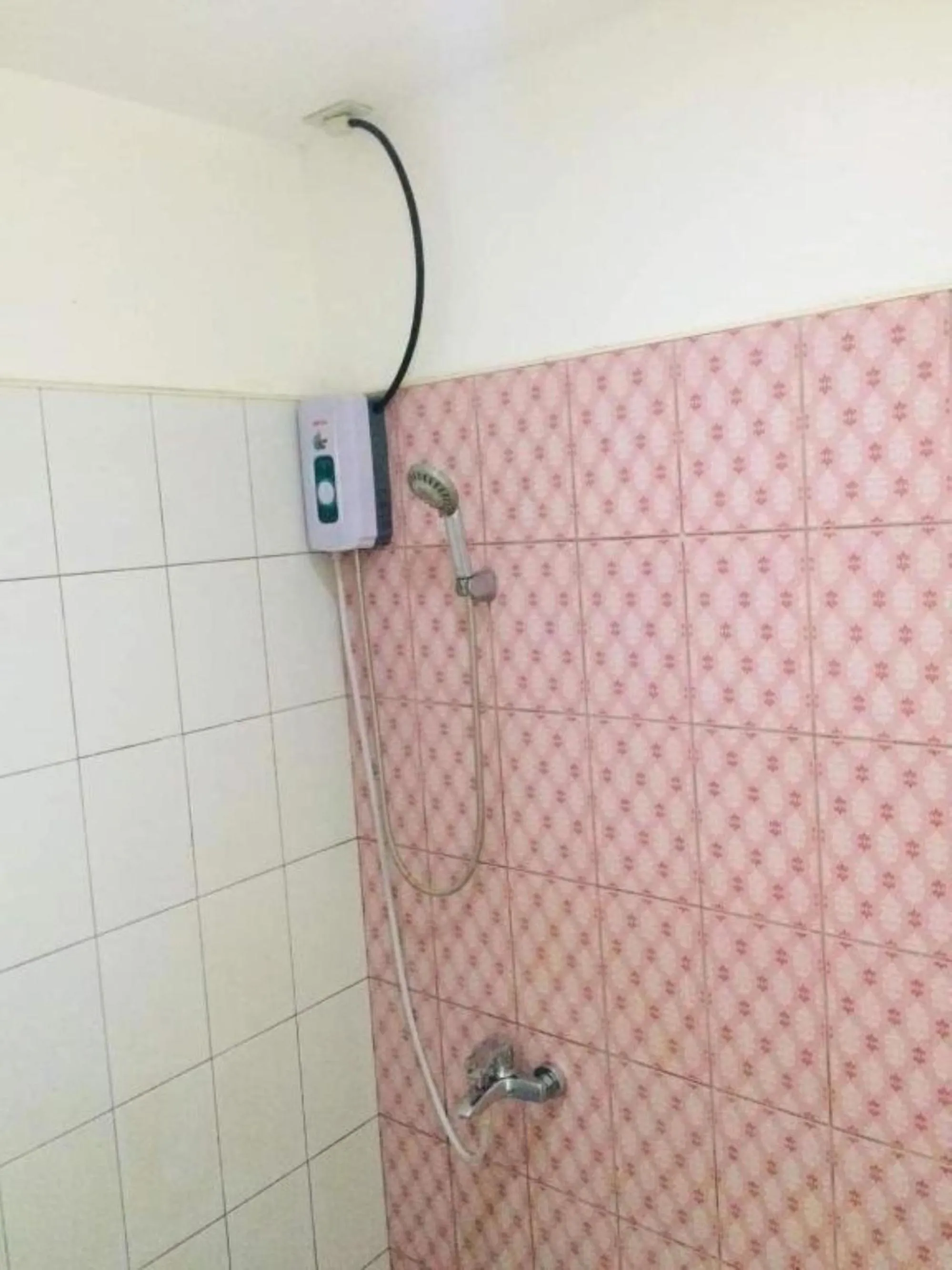Shower in RedDoorz at Buena's Pension Palawan