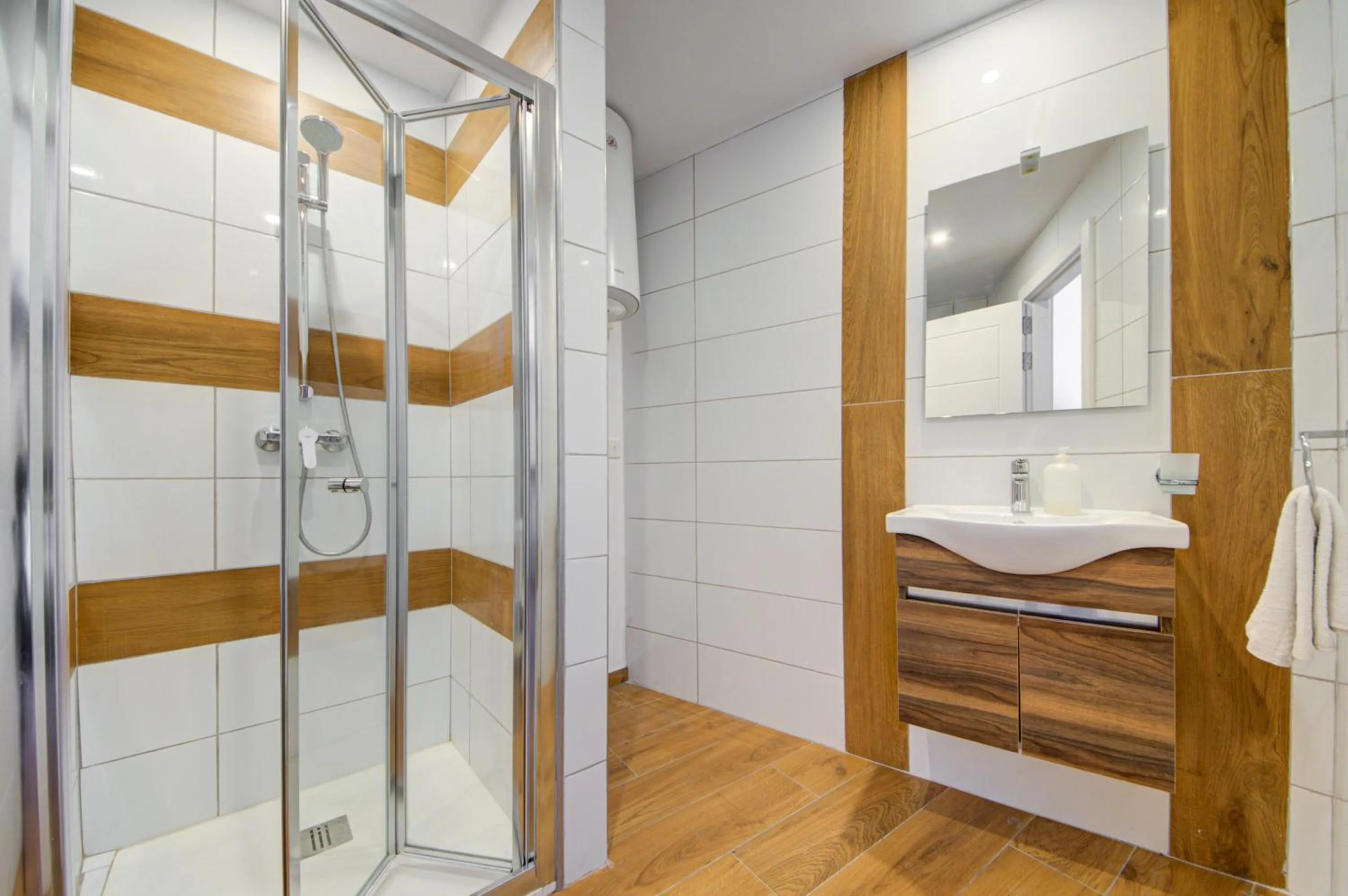 Shower in Marina Suites & apartments - Self catering - by Tritoni hotels