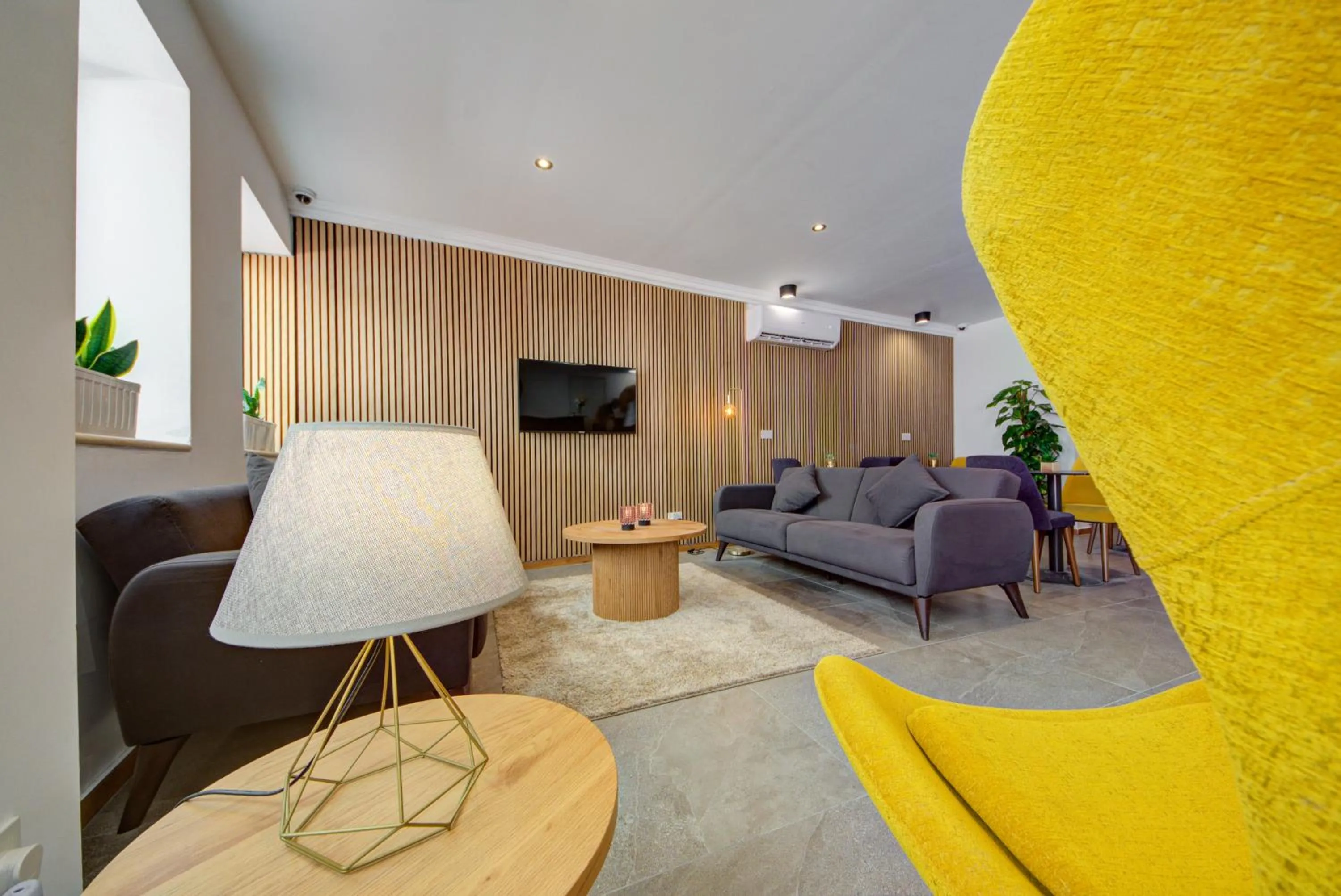 Communal lounge/ TV room in Marina Suites & apartments - Self catering - by Tritoni hotels