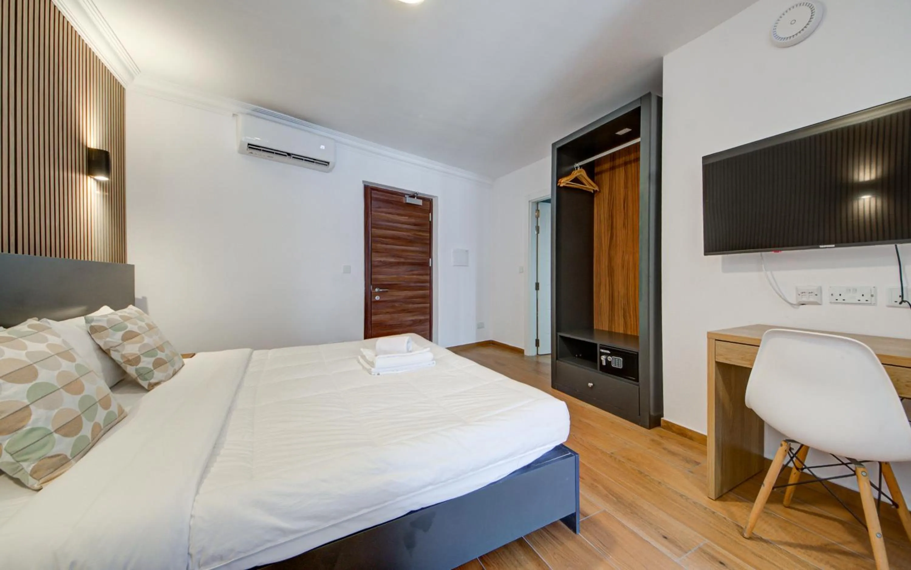 TV and multimedia, Bed in Marina Suites & apartments - Self catering - by Tritoni hotels