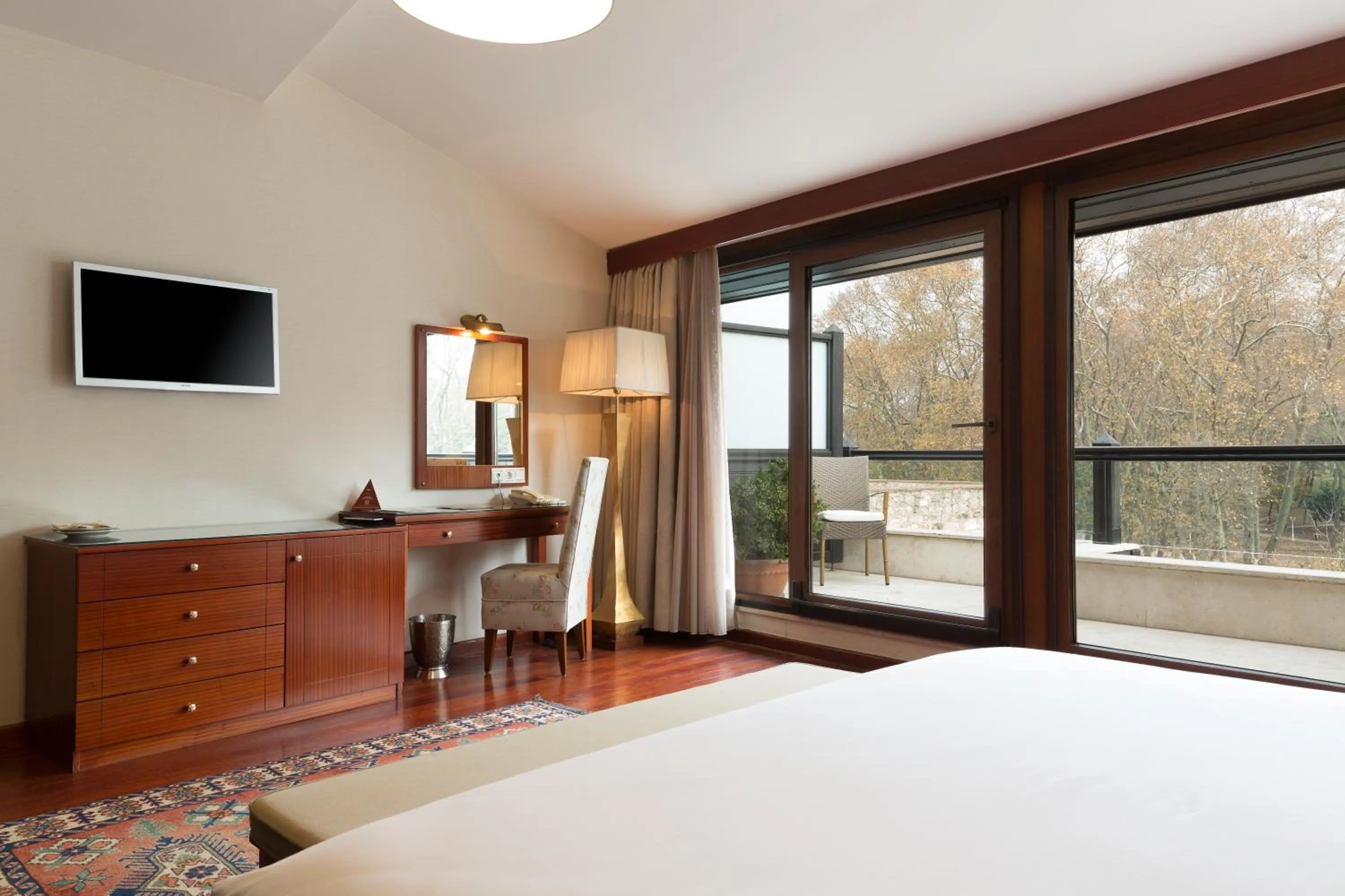 Photo of the whole room, Bed in Sirkeci Mansion