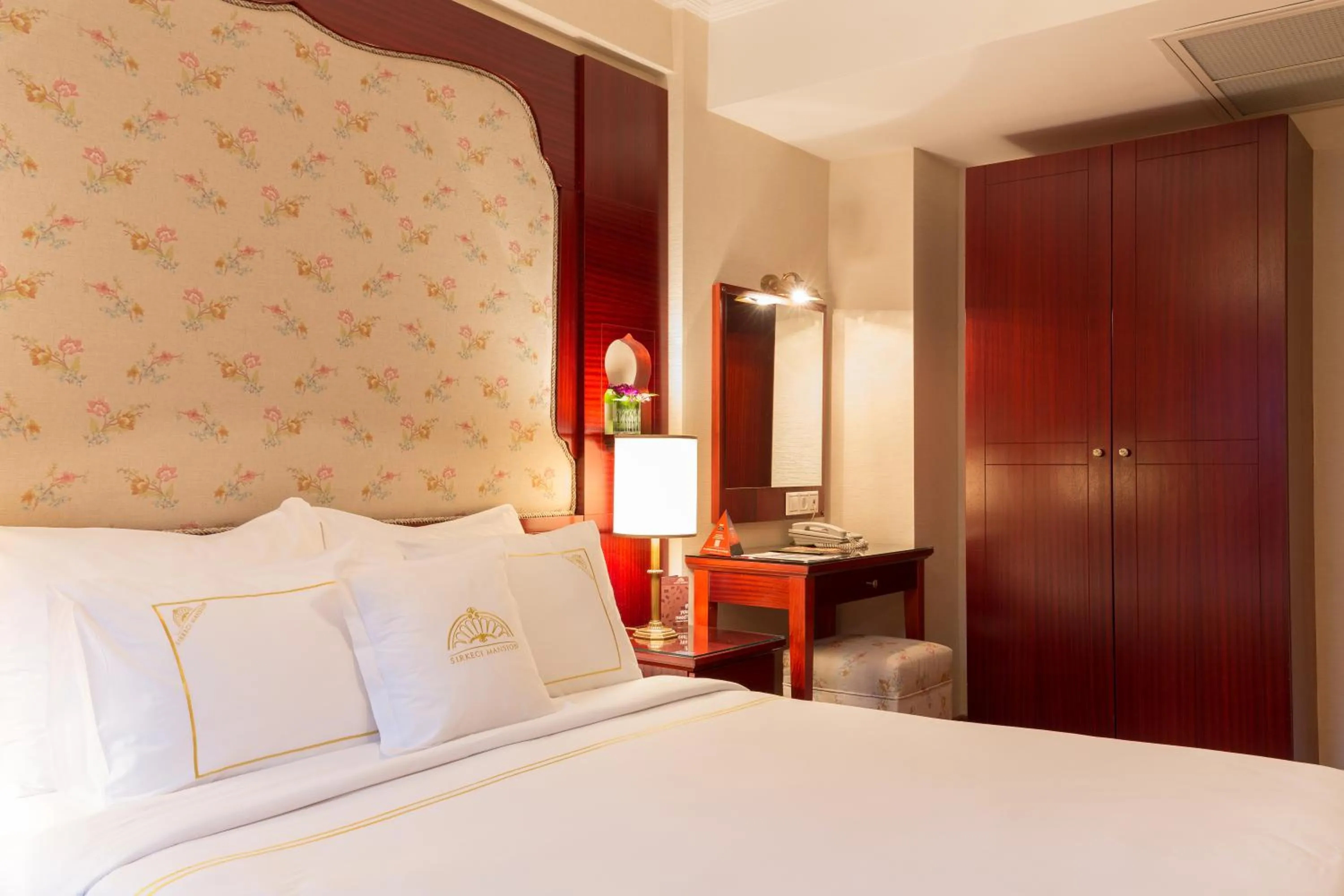 Photo of the whole room, Bed in Sirkeci Mansion