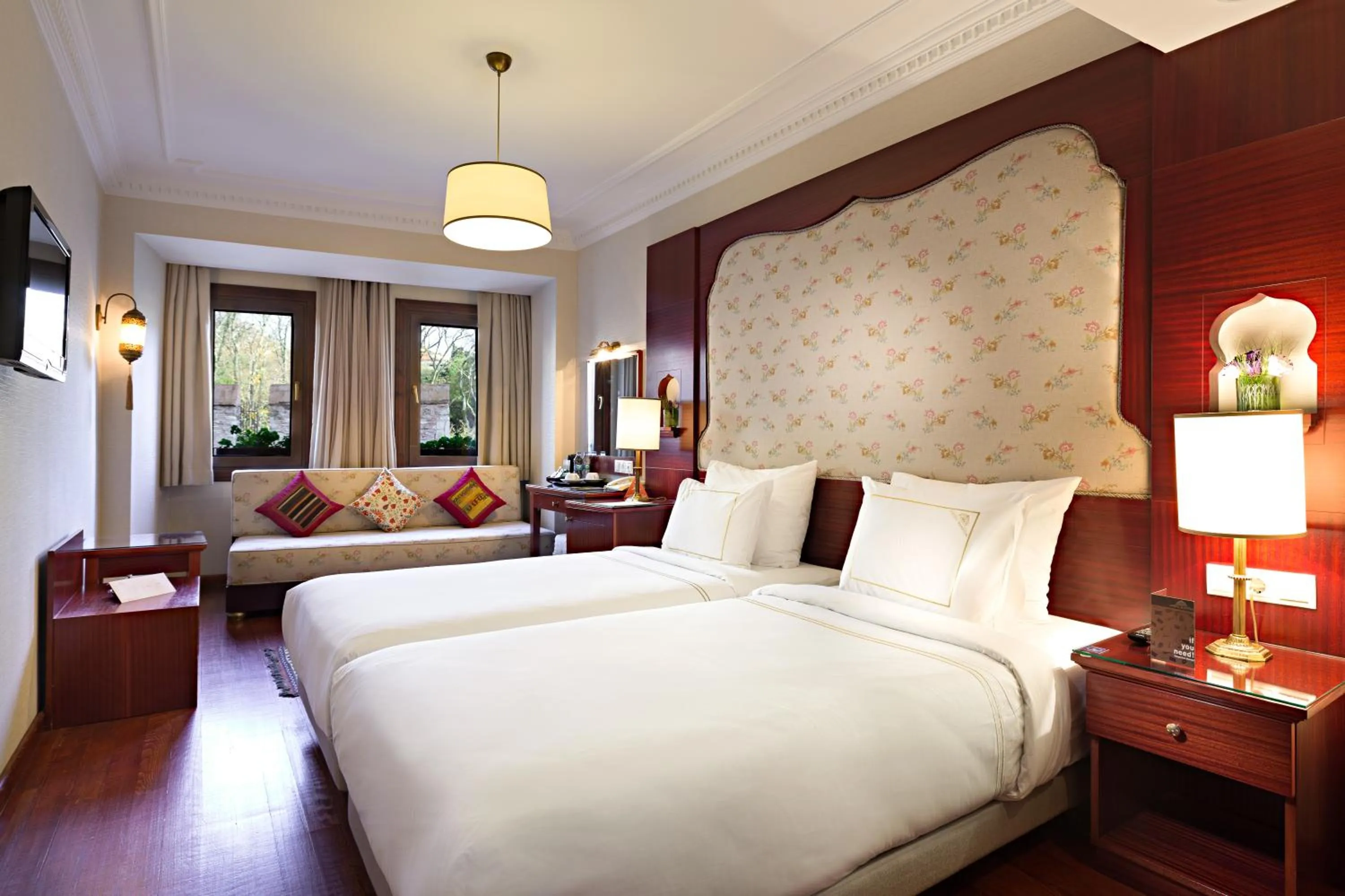 Photo of the whole room, Bed in Sirkeci Mansion