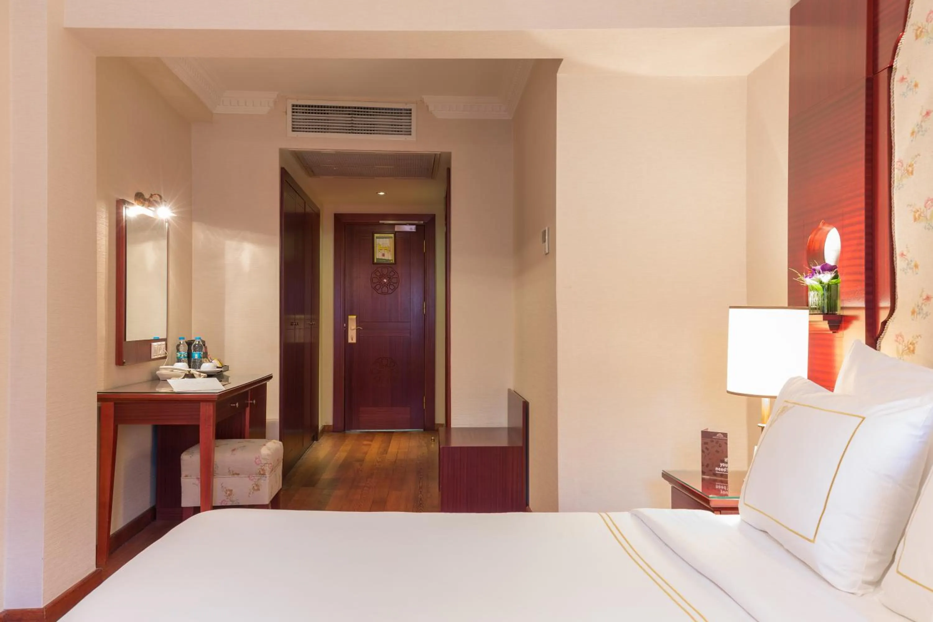 Photo of the whole room, Bed in Sirkeci Mansion