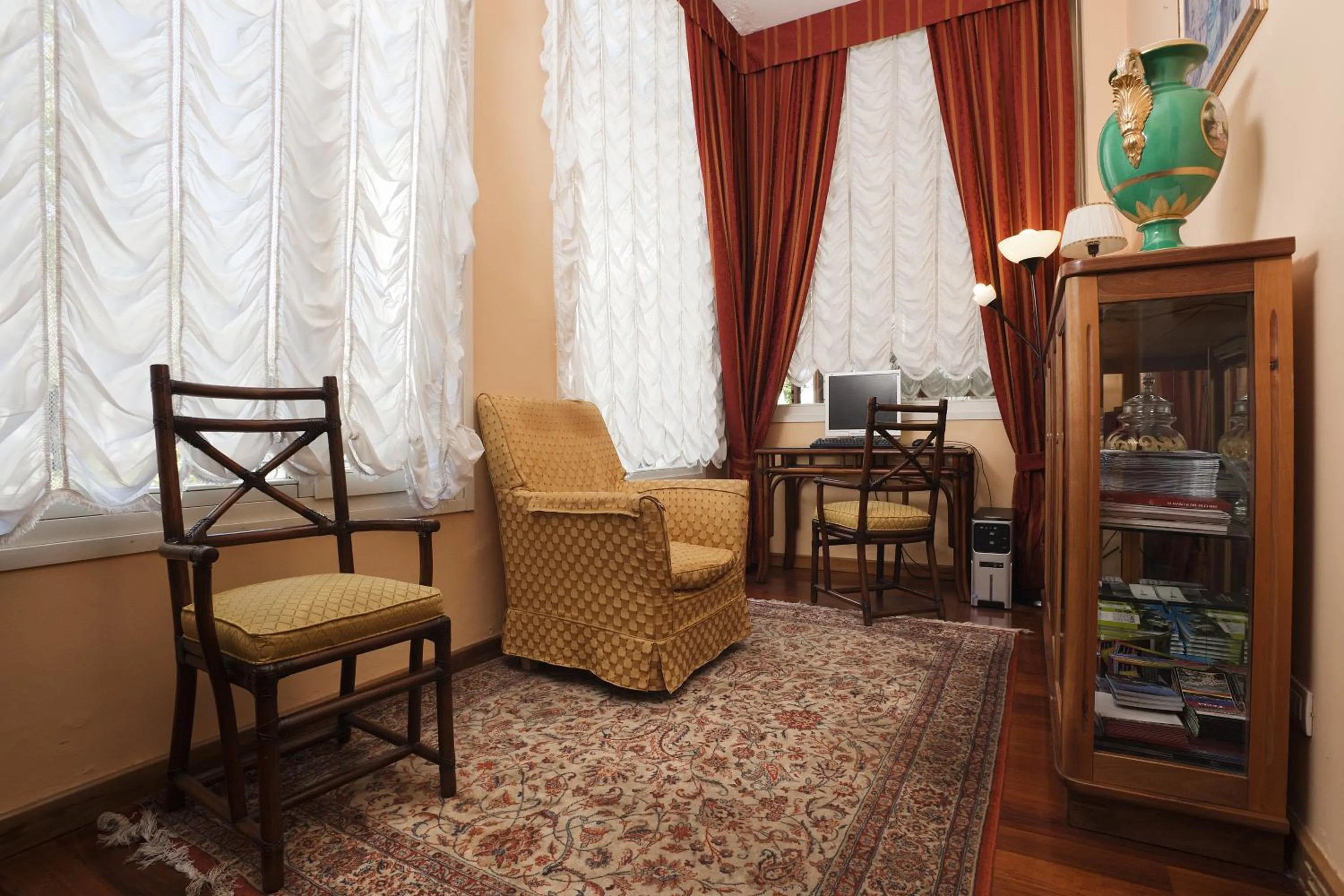 Library in Hotel Villa Pigna