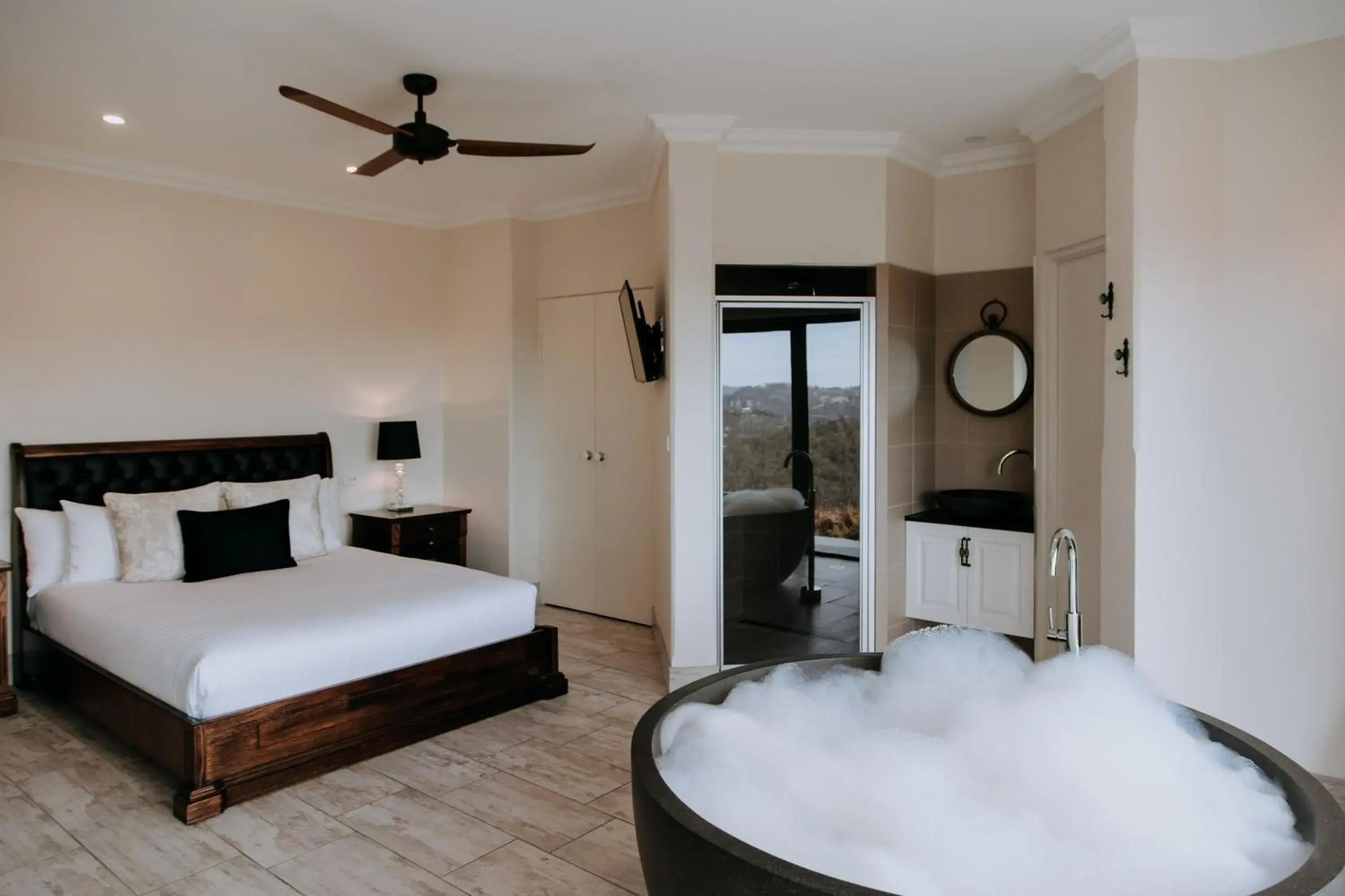 Photo of the whole room, Bed in Eagle View Escape Photo of the whole room, Bed in Eagle View Escape