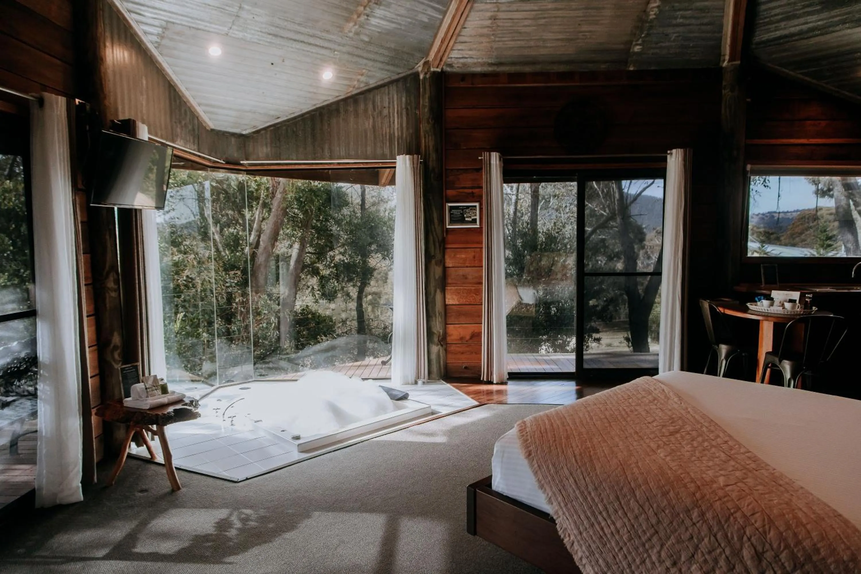 Photo of the whole room, Bed in Eagle View Escape