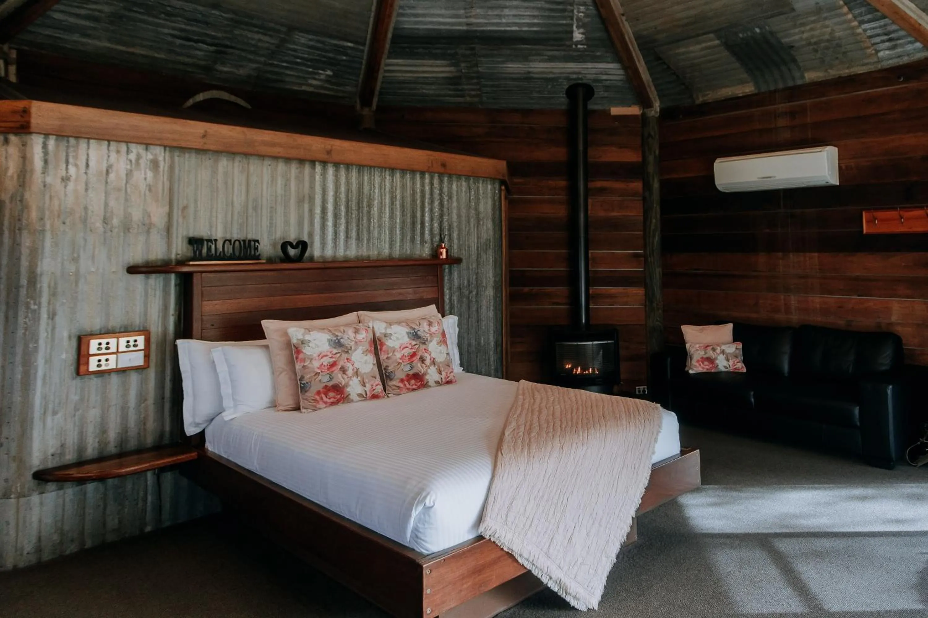 Photo of the whole room, Bed in Eagle View Escape