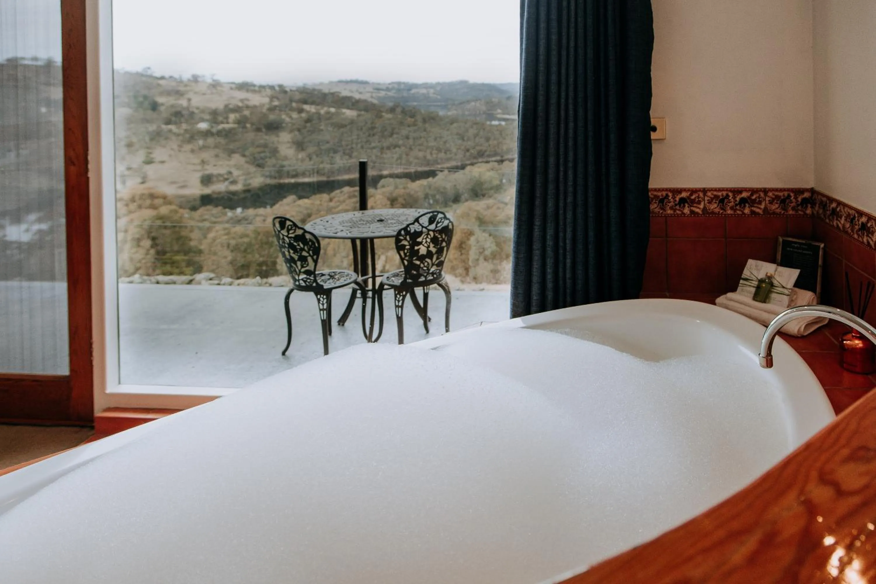 Hot Tub, Bed in Eagle View Escape