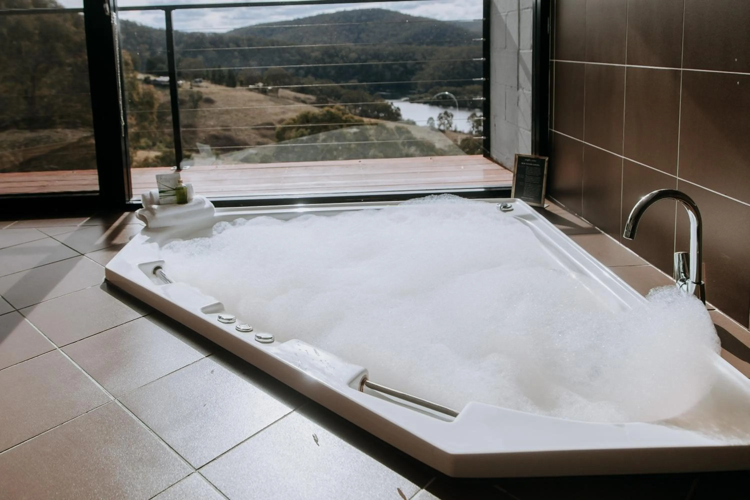 Hot Tub in Eagle View Escape