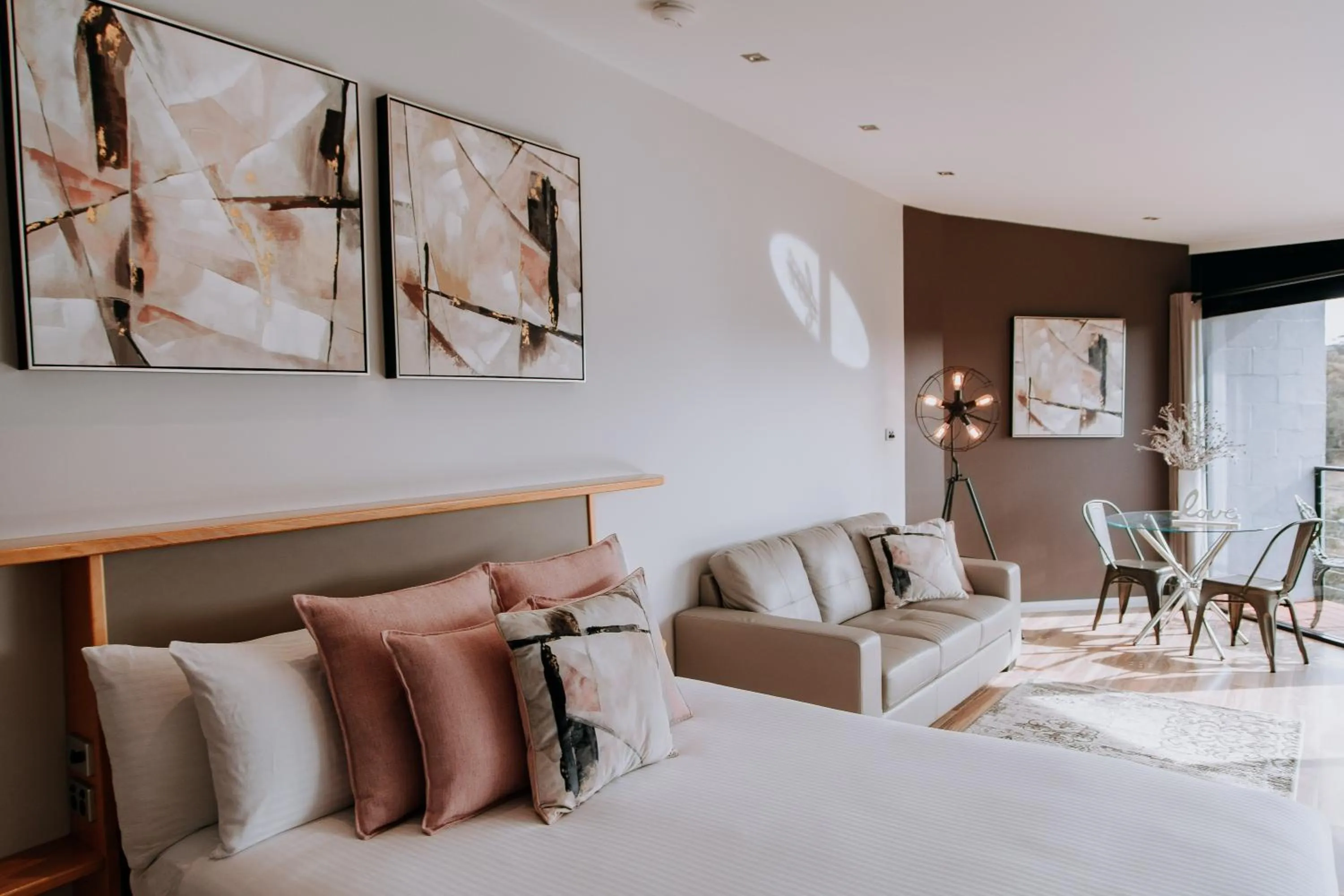 Photo of the whole room, Bed in Eagle View Escape