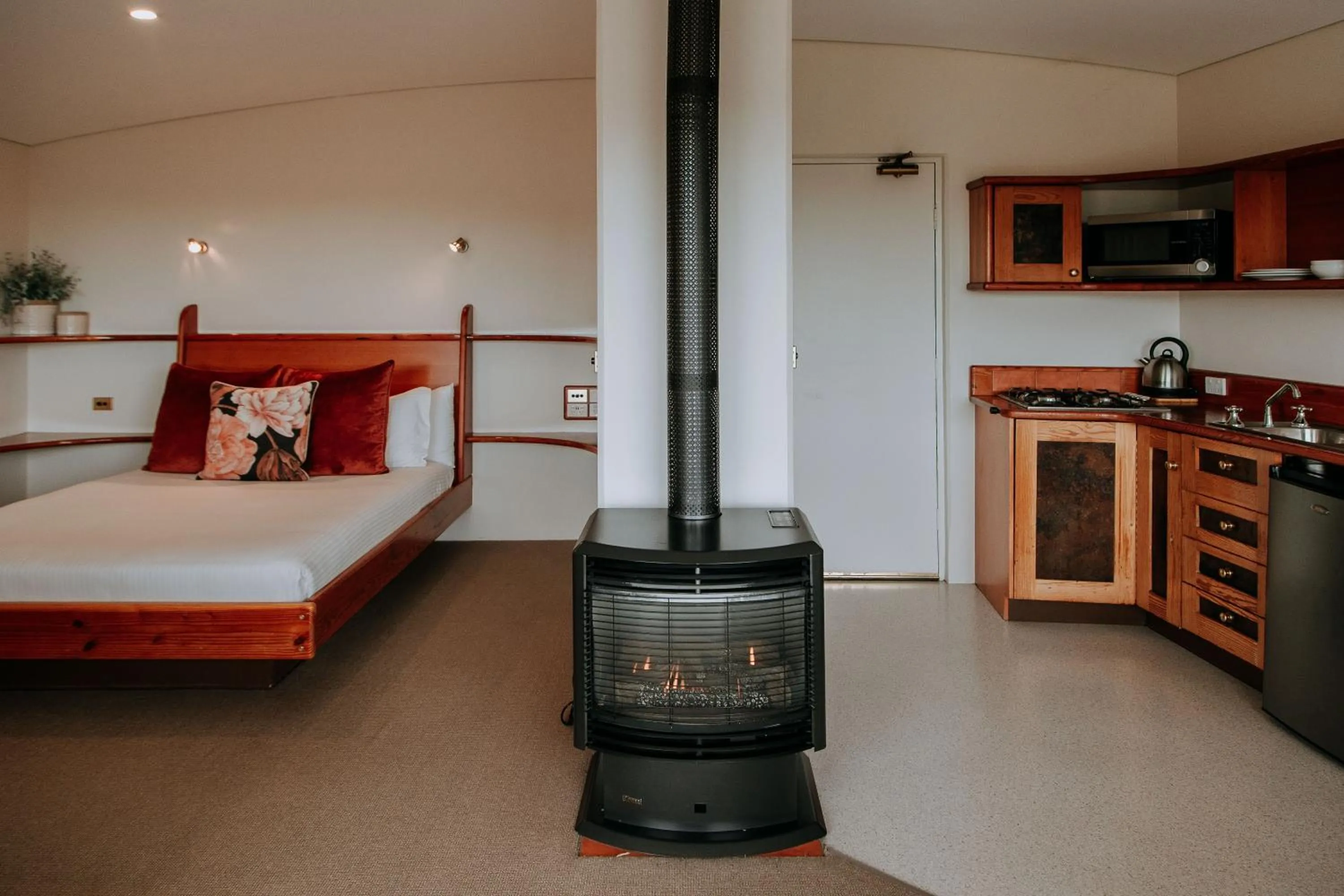 Photo of the whole room, Bed in Eagle View Escape