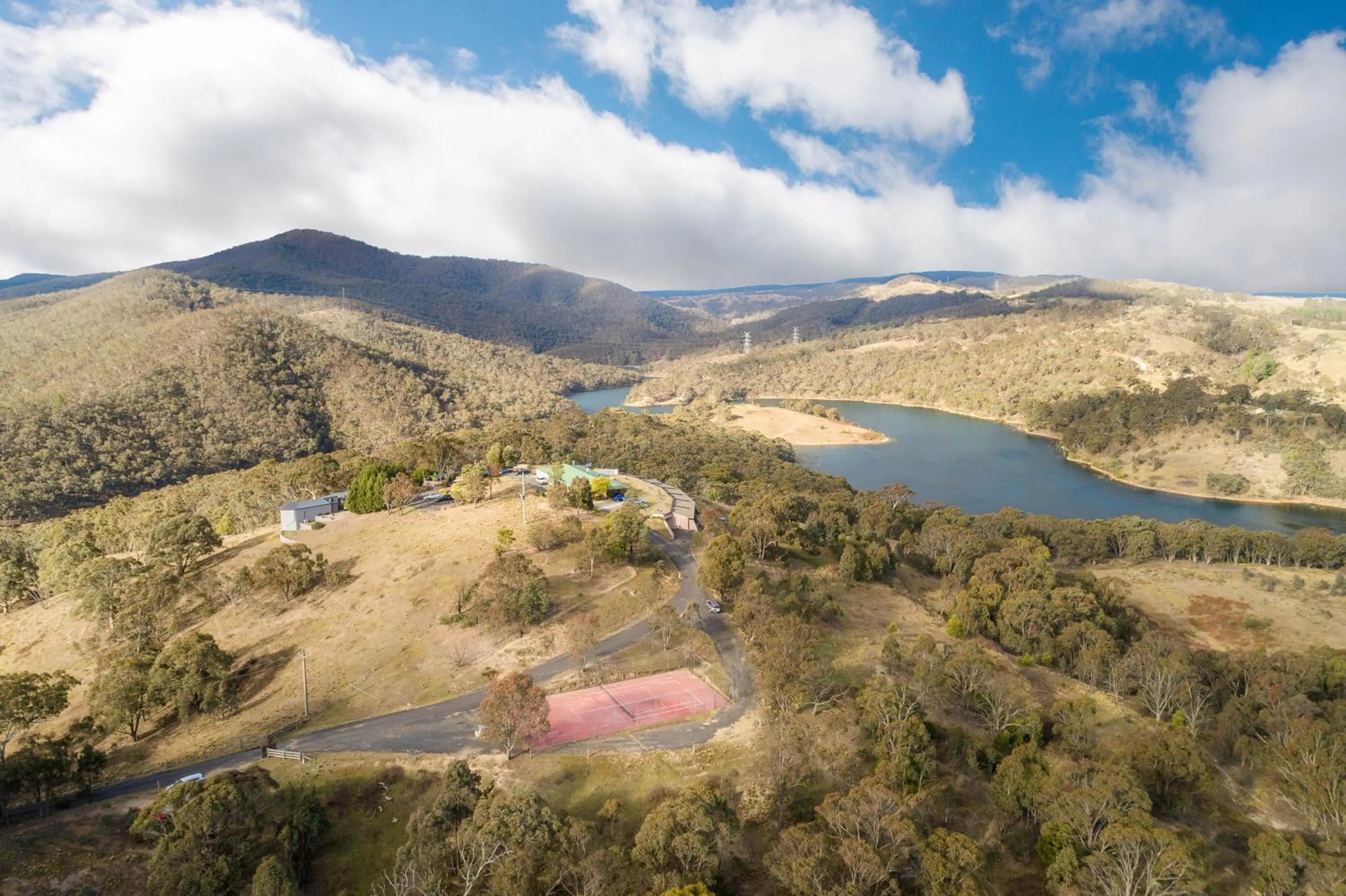 Tennis court in Eagle View Escape