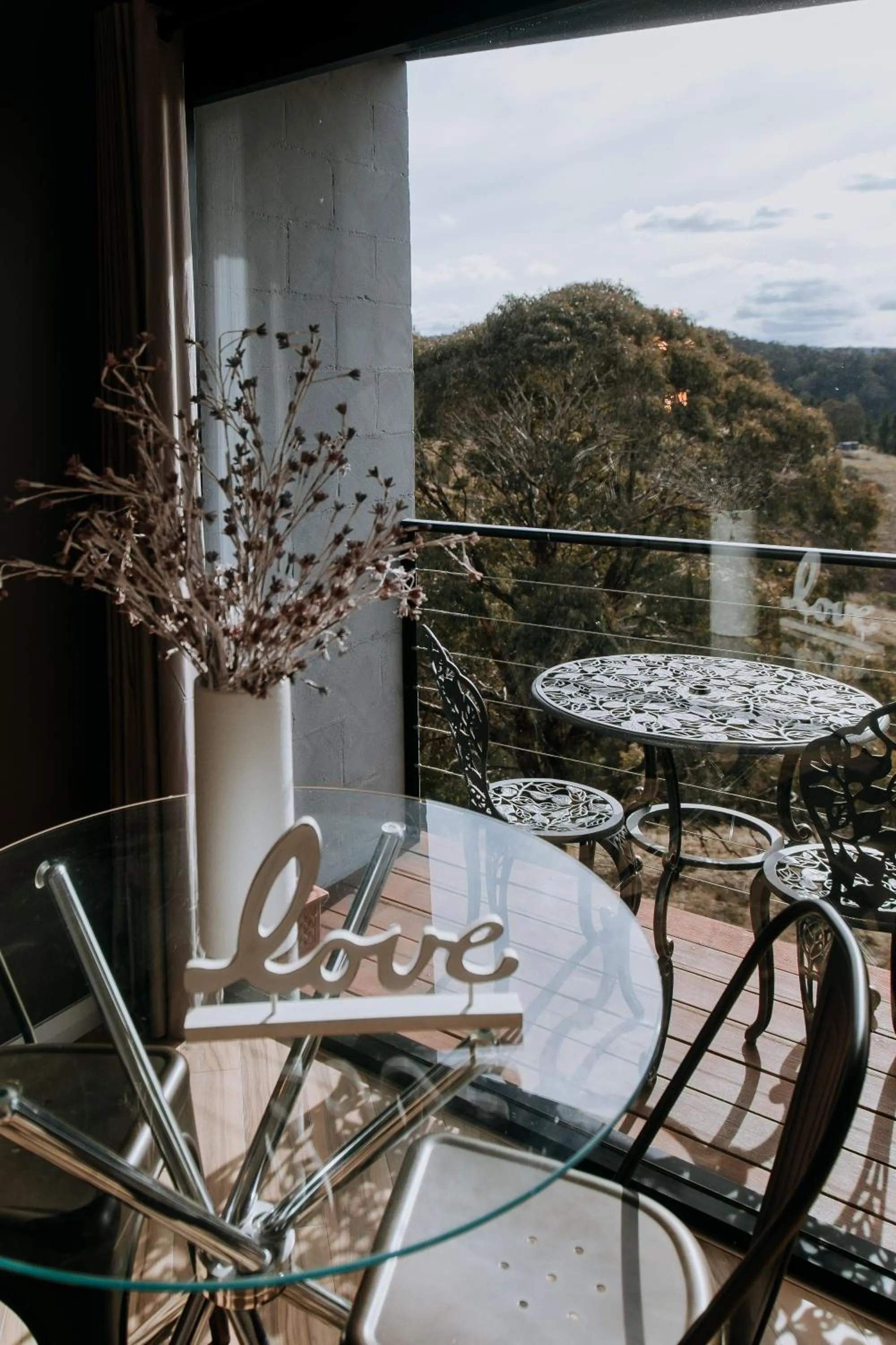 Dining area in Eagle View Escape
