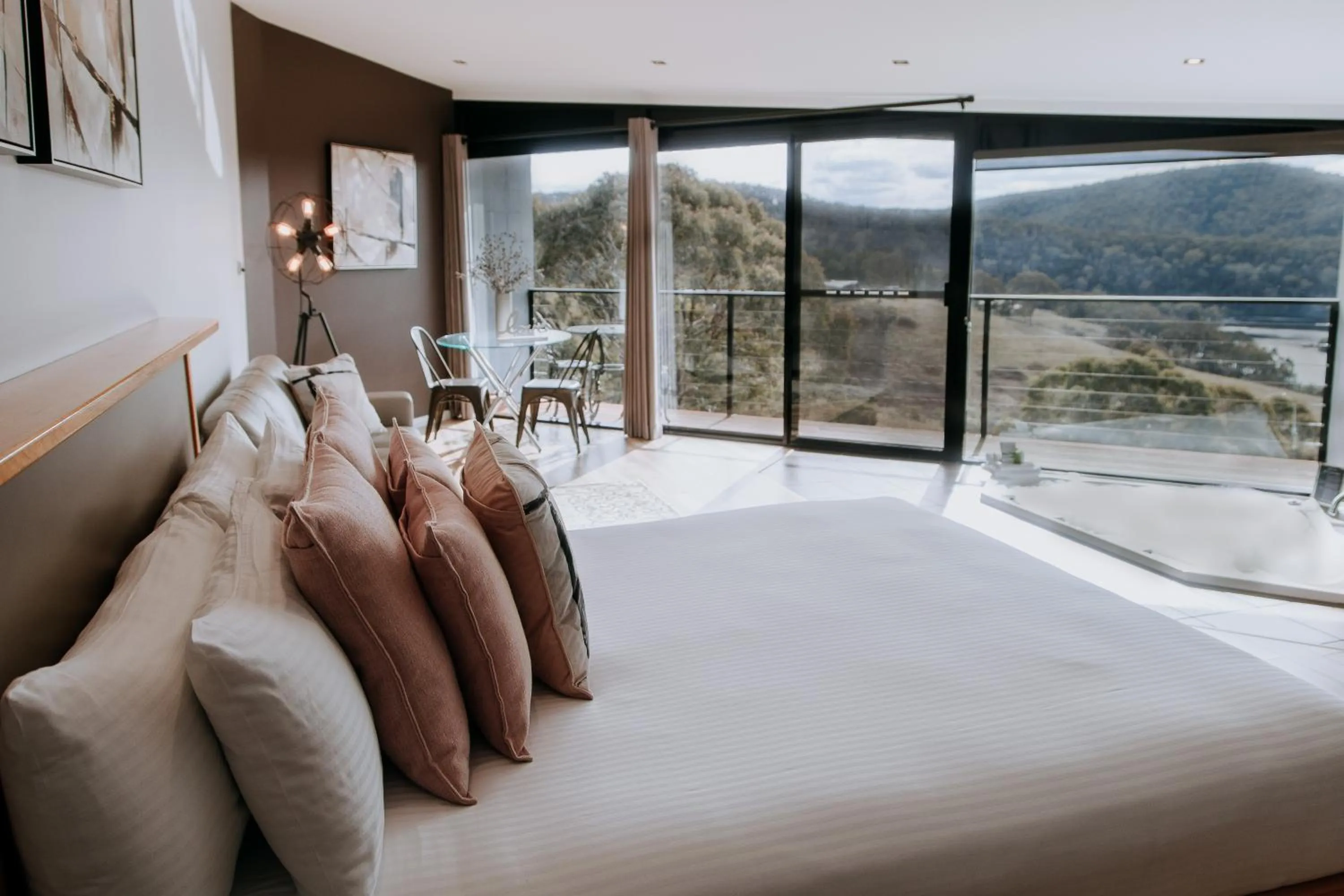 Photo of the whole room, Bed in Eagle View Escape