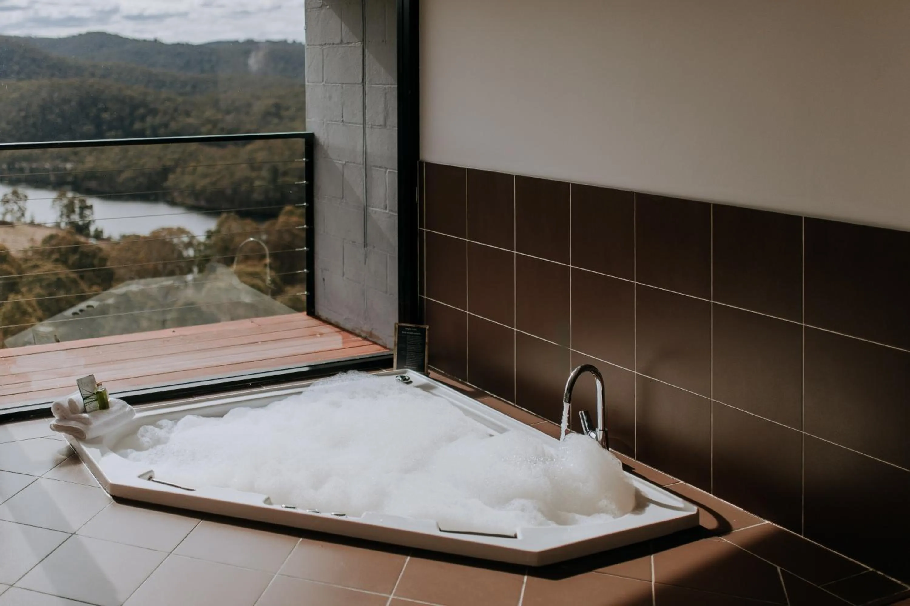 Hot Tub in Eagle View Escape