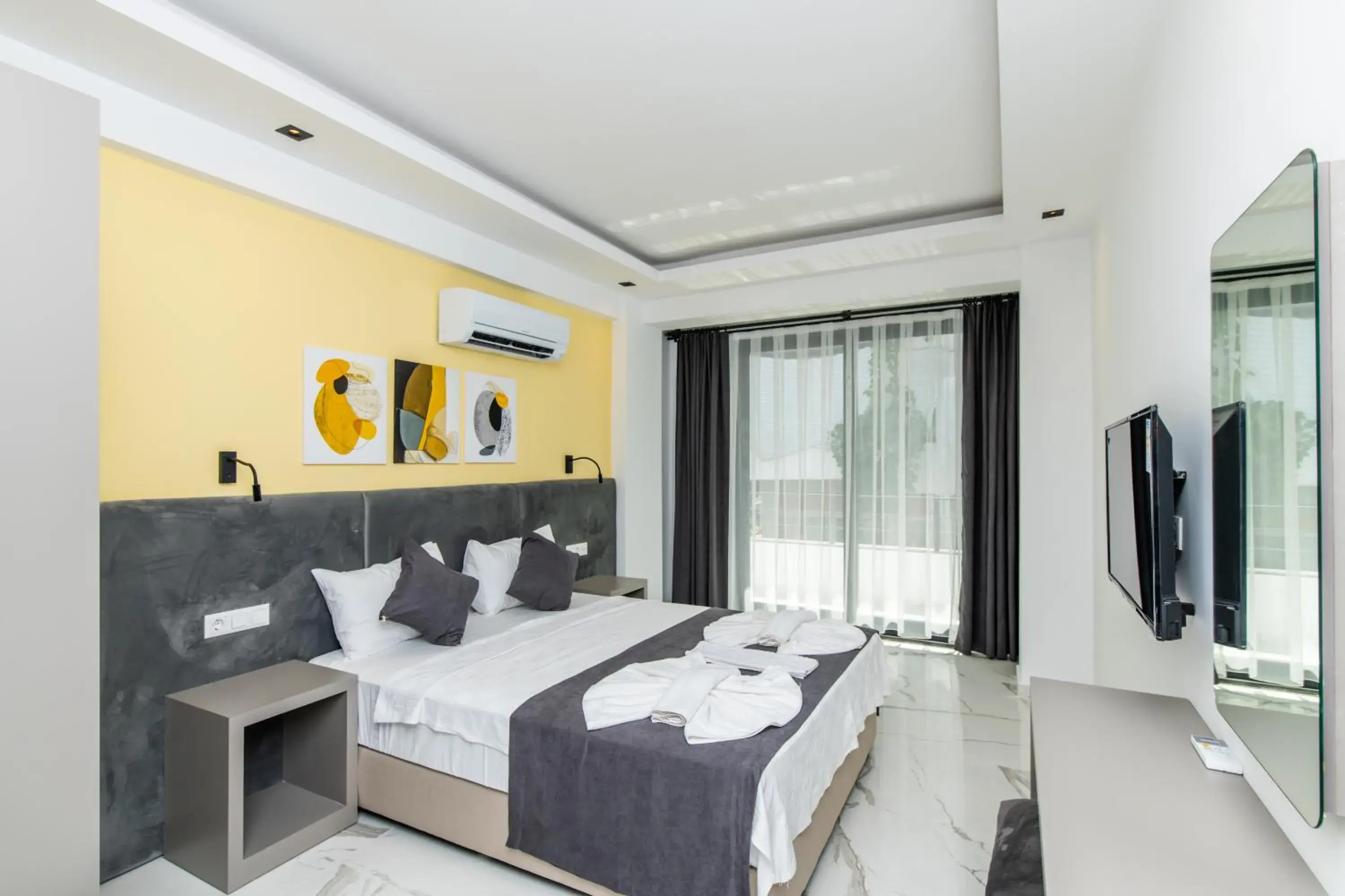 Classic Triple Room in Leonis Hotel Classic Triple Room in Leonis Hotel