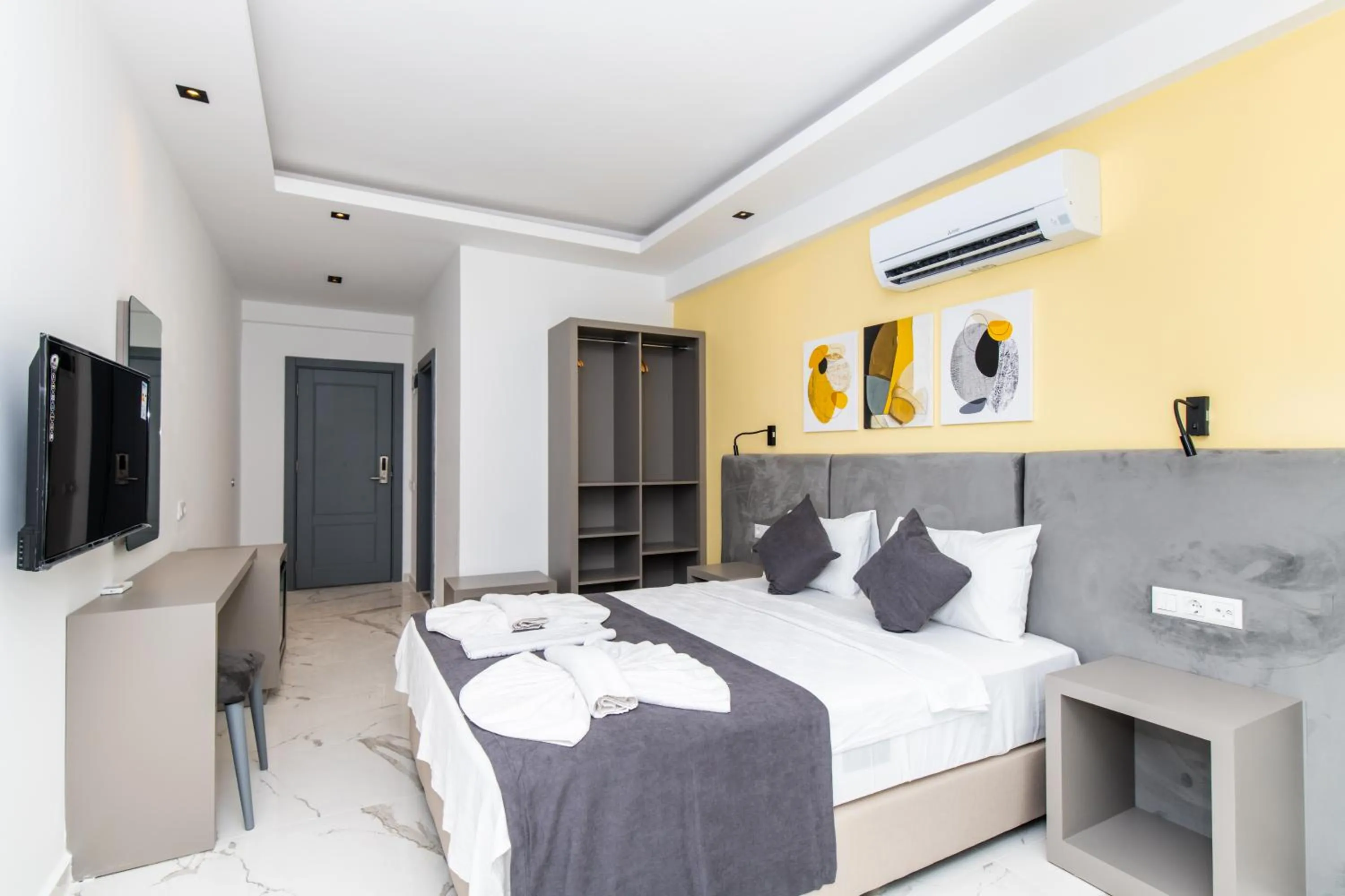 Photo of the whole room in Leonis Hotel