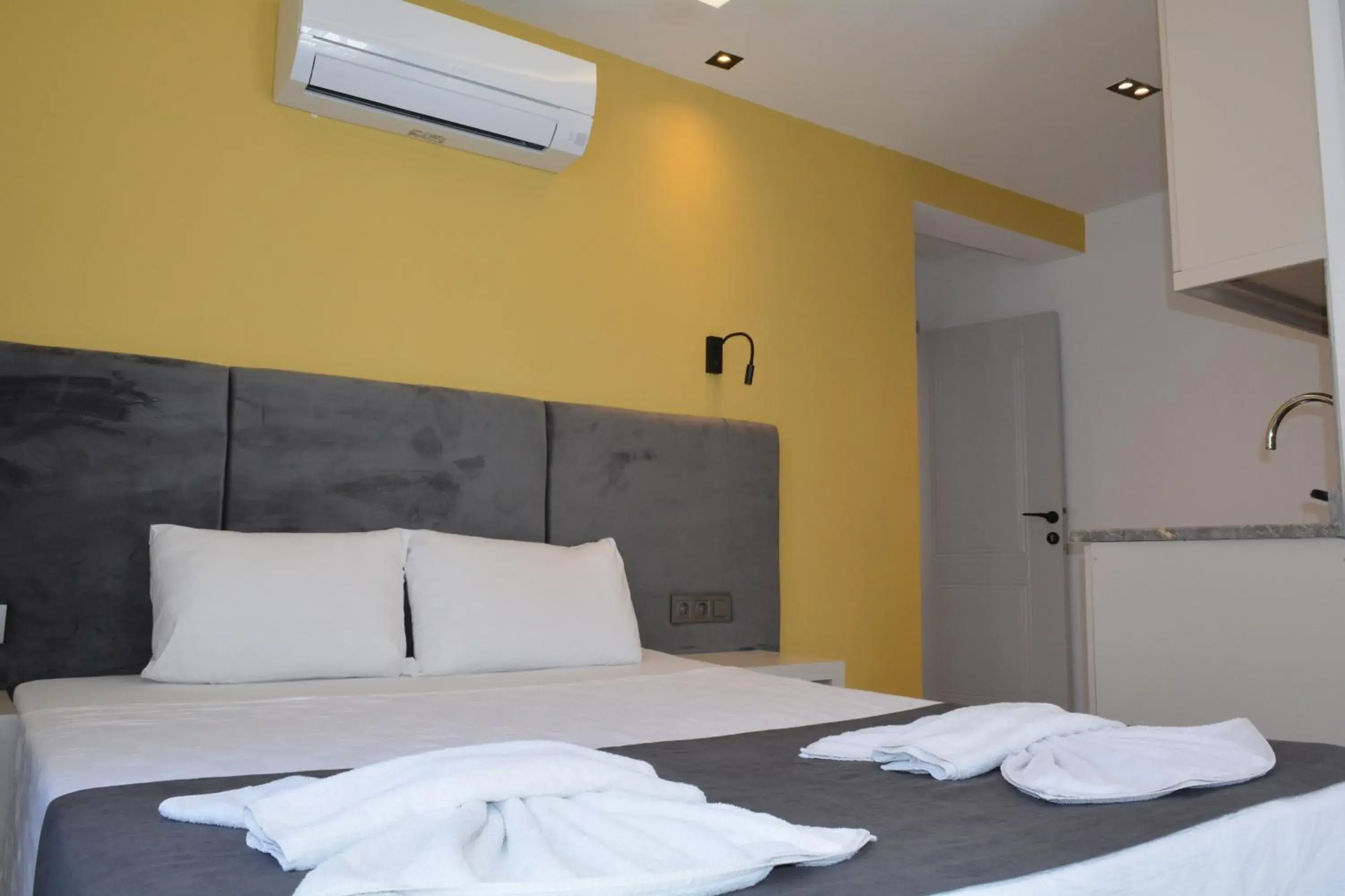 Double Room with Balcony in Leonis Hotel Double Room with Balcony in Leonis Hotel