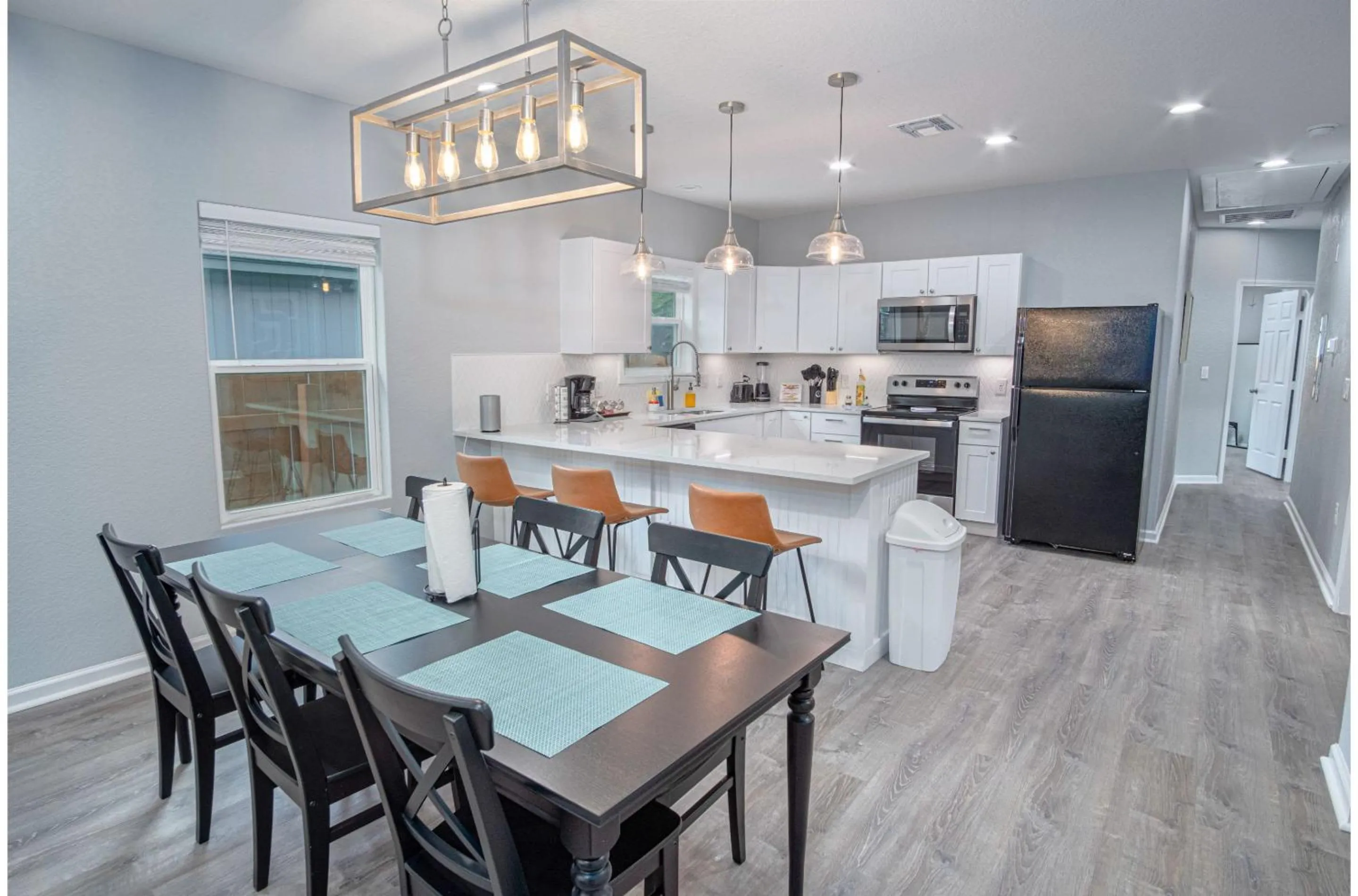 Kitchen or kitchenette in Newly Remodeled 4BR 2BA Near Amazing Downtown