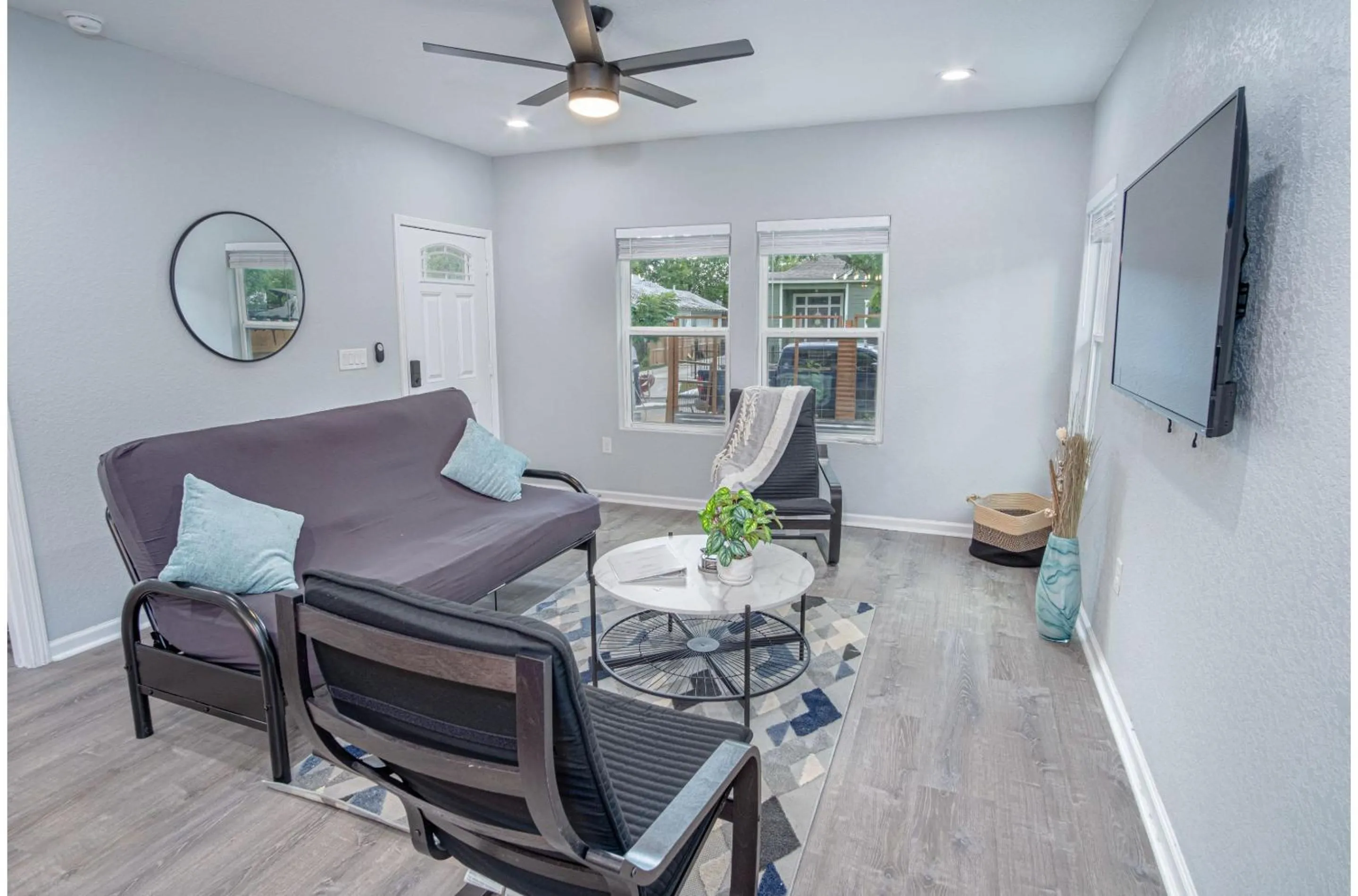 Living room in Newly Remodeled 4BR 2BA Near Amazing Downtown