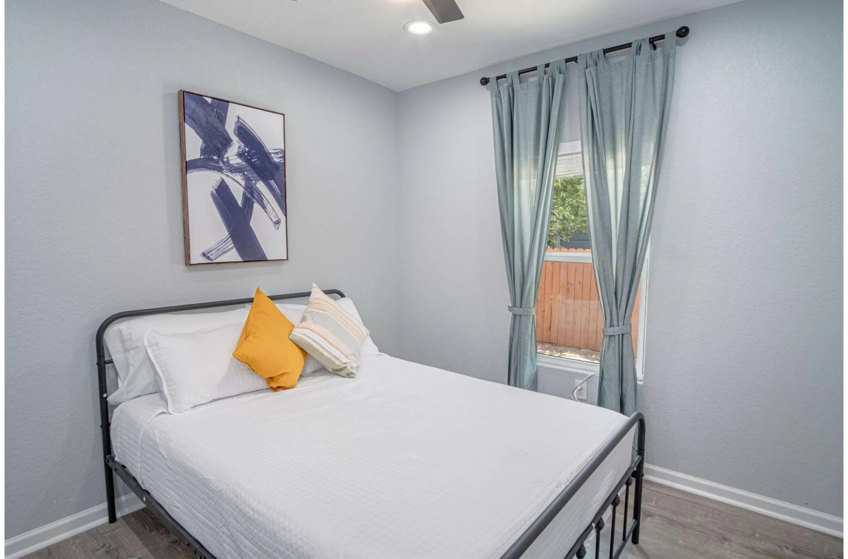 Bed in Newly Remodeled 4BR 2BA Near Amazing Downtown