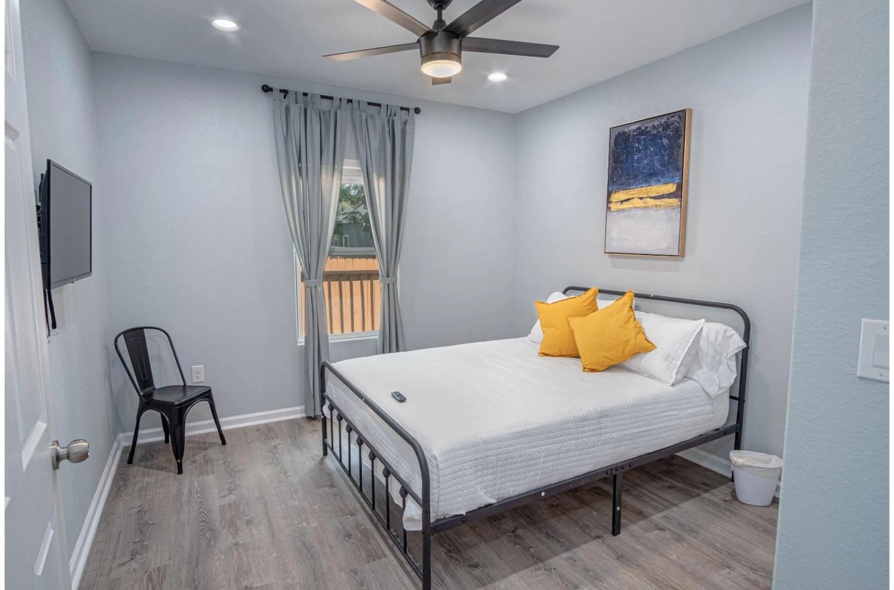 Bed in Newly Remodeled 4BR 2BA Near Amazing Downtown