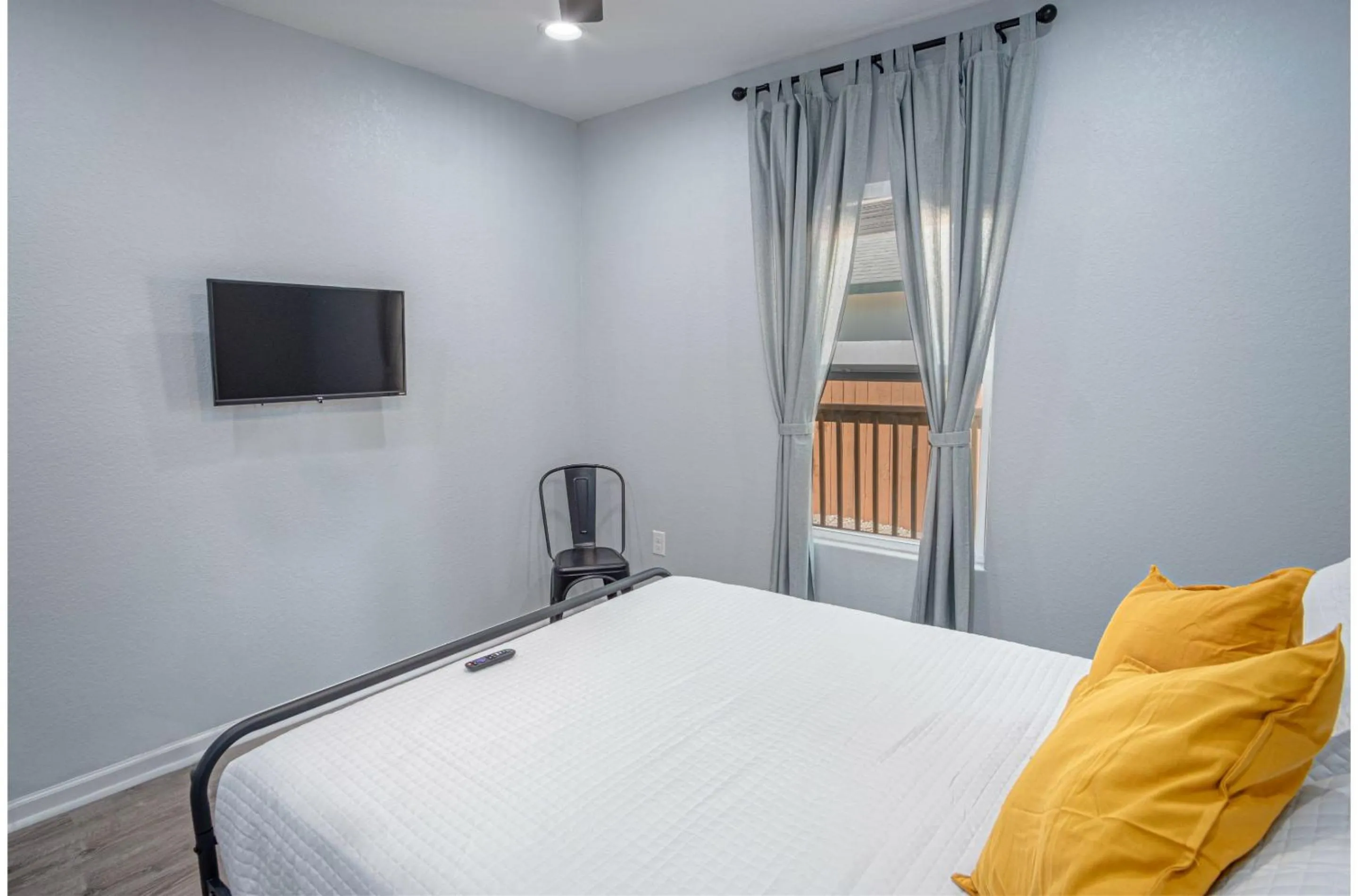 Bed in Newly Remodeled 4BR 2BA Near Amazing Downtown