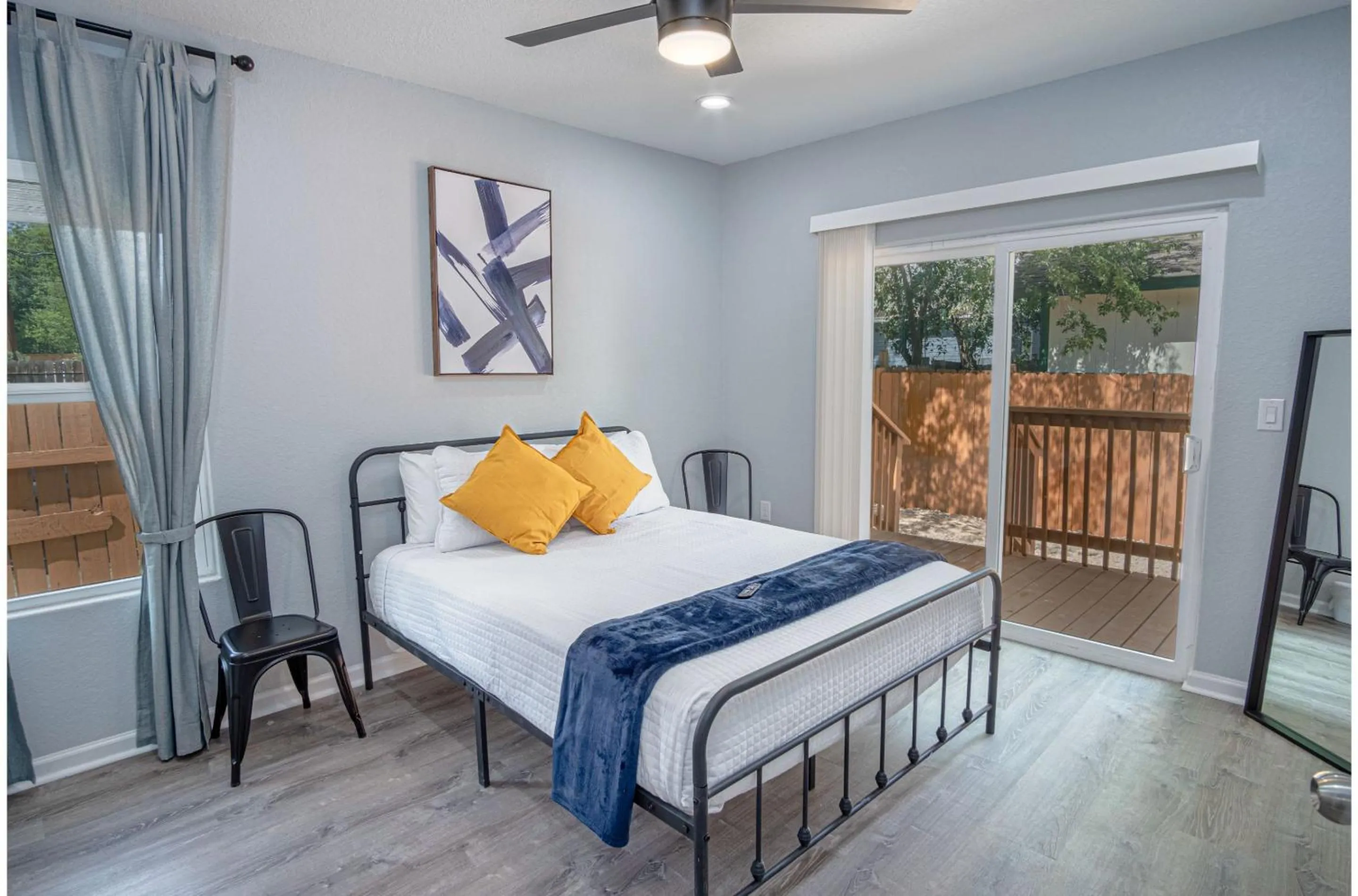 Bed in Newly Remodeled 4BR 2BA Near Amazing Downtown