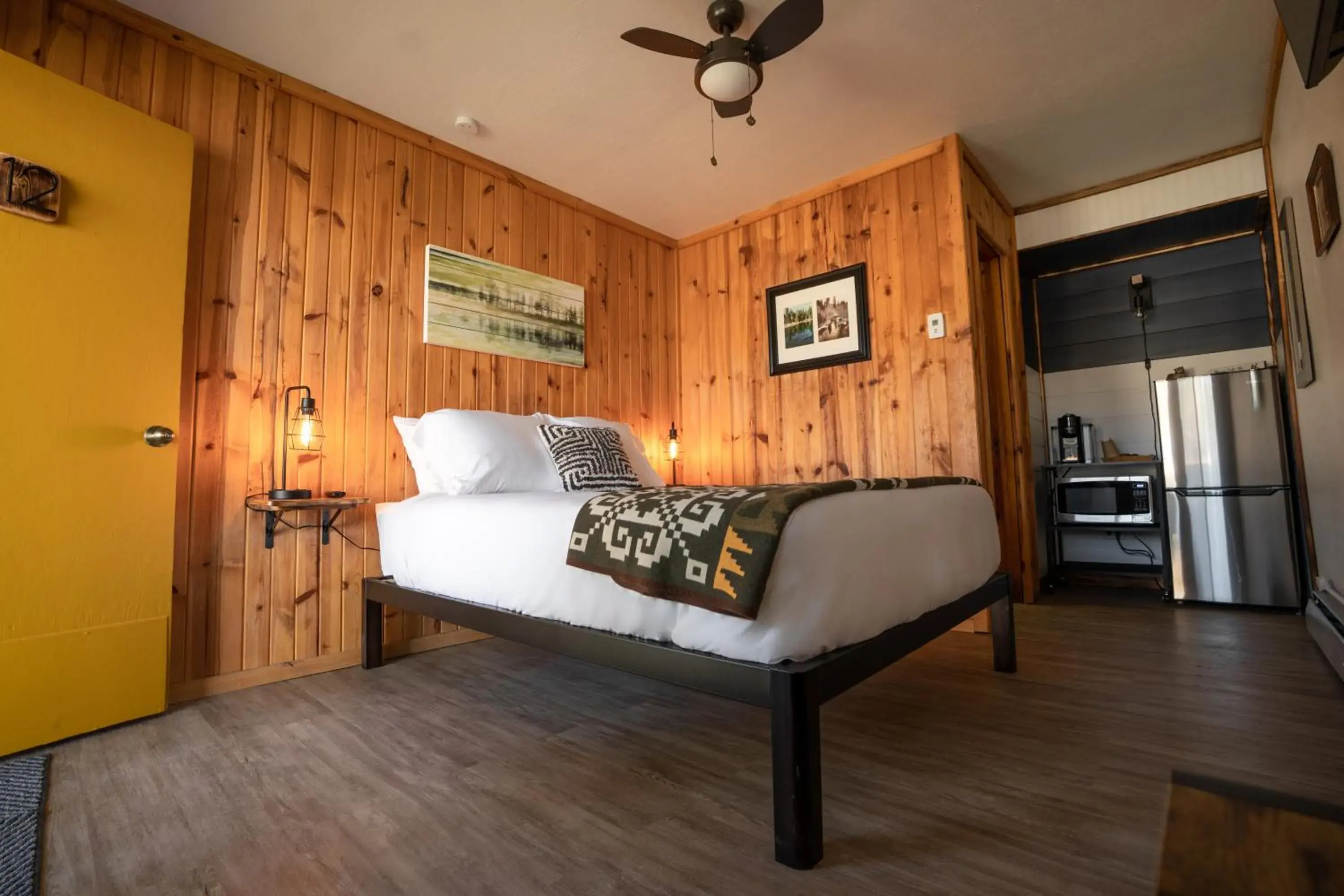 Deluxe Queen Suite in Columbia Point Resort Deluxe Queen Suite in Columbia Point Resort