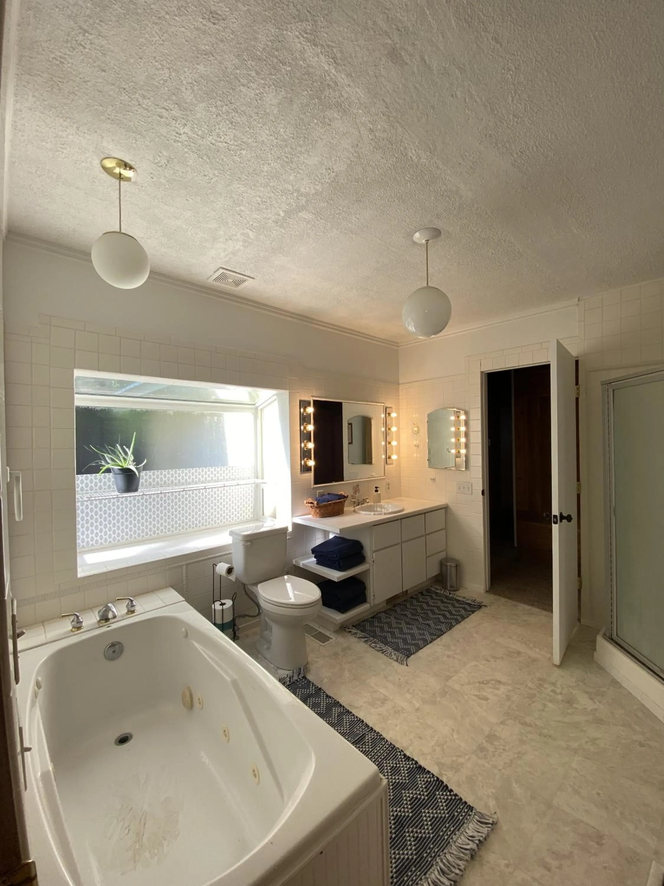 Bathroom, Bed in Columbia Point Resort