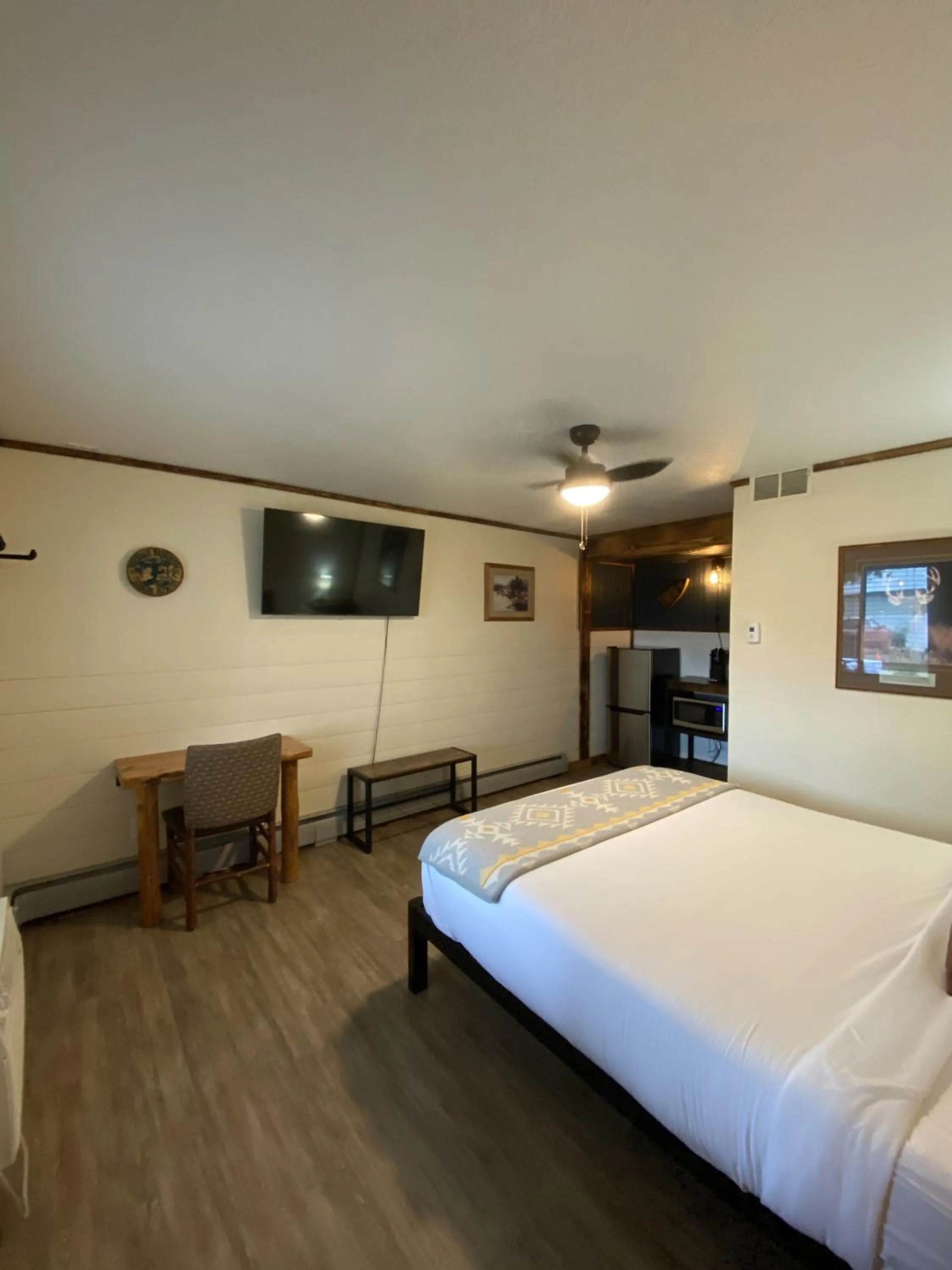 Deluxe Queen Suite in Columbia Point Resort