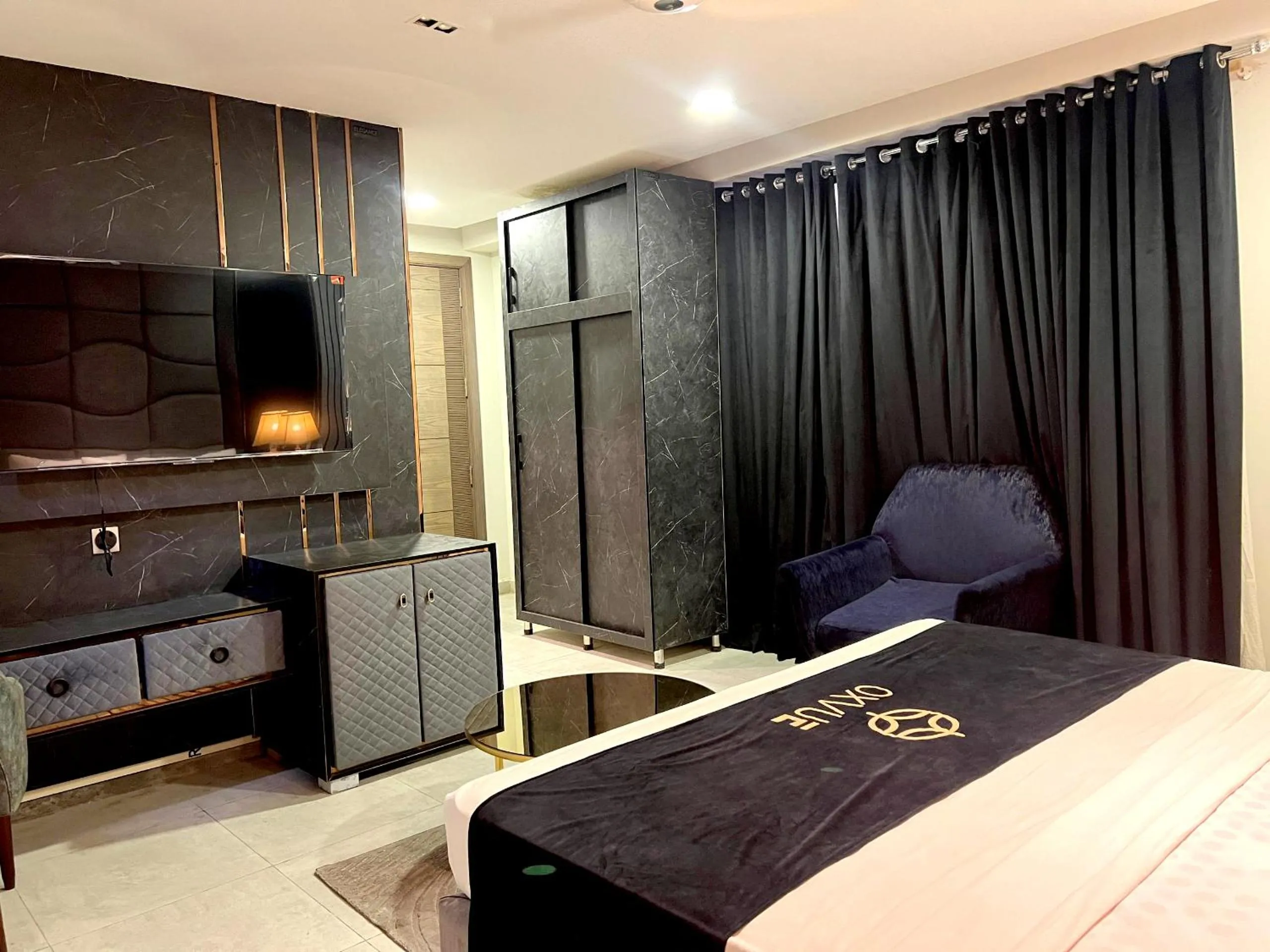 Bed in OXVUE Boutique Hotel