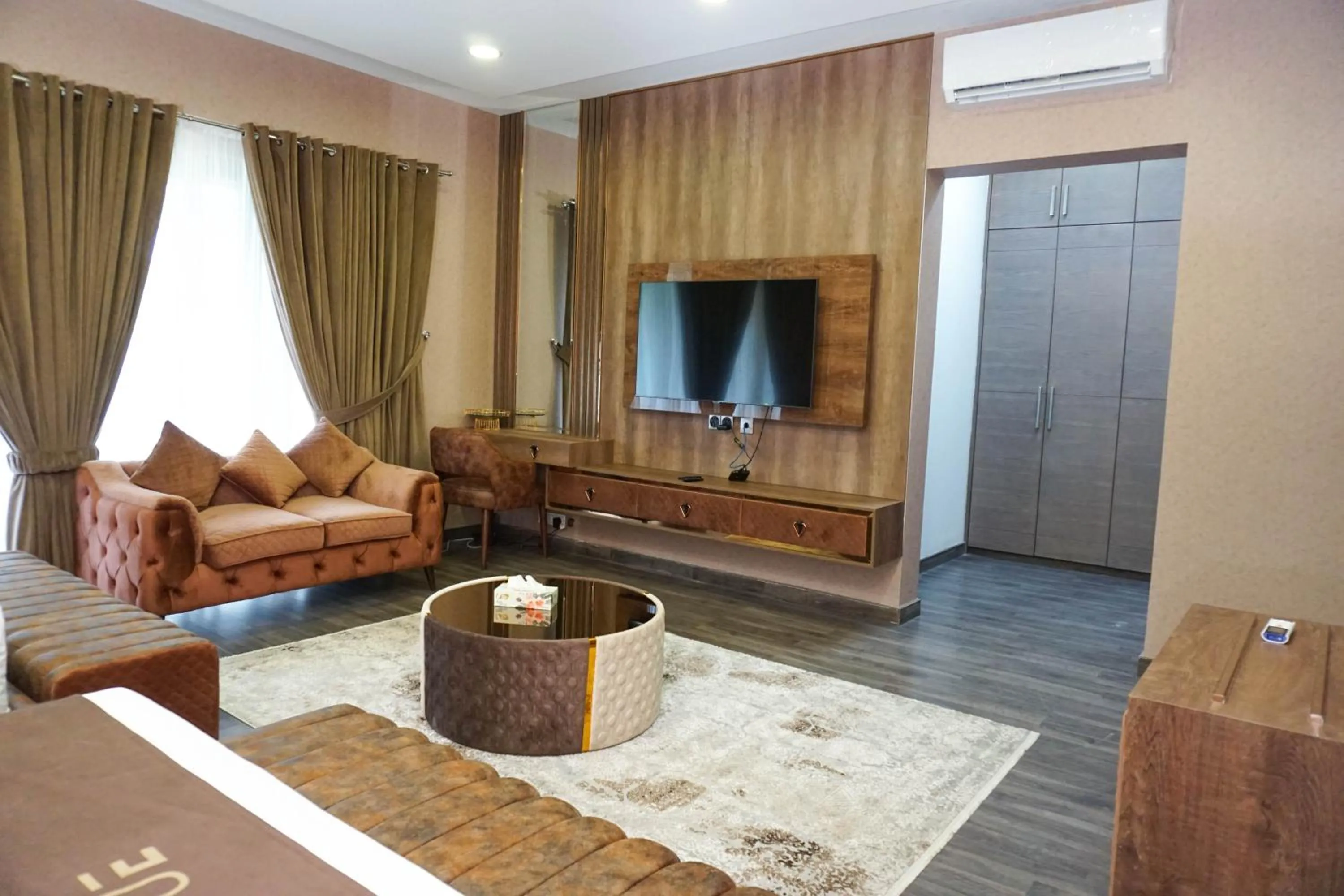 TV and multimedia in OXVUE Boutique Hotel