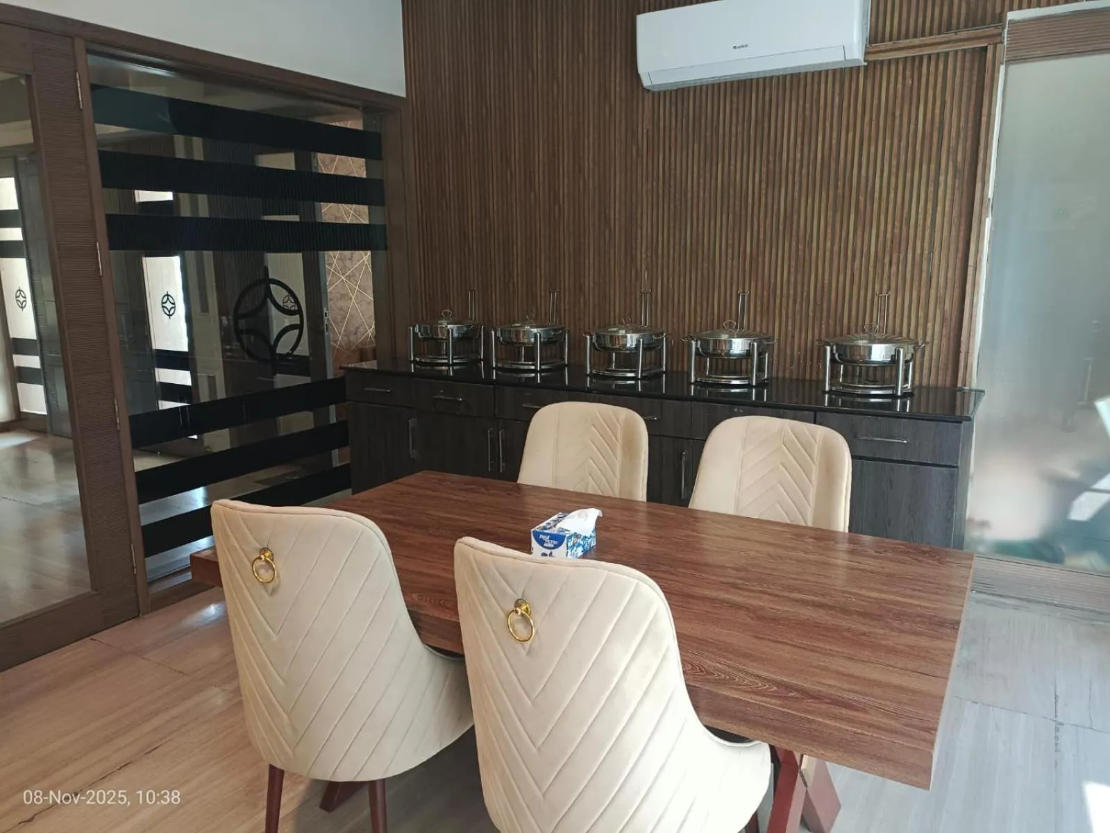 Restaurant/places to eat in OXVUE Boutique Hotel