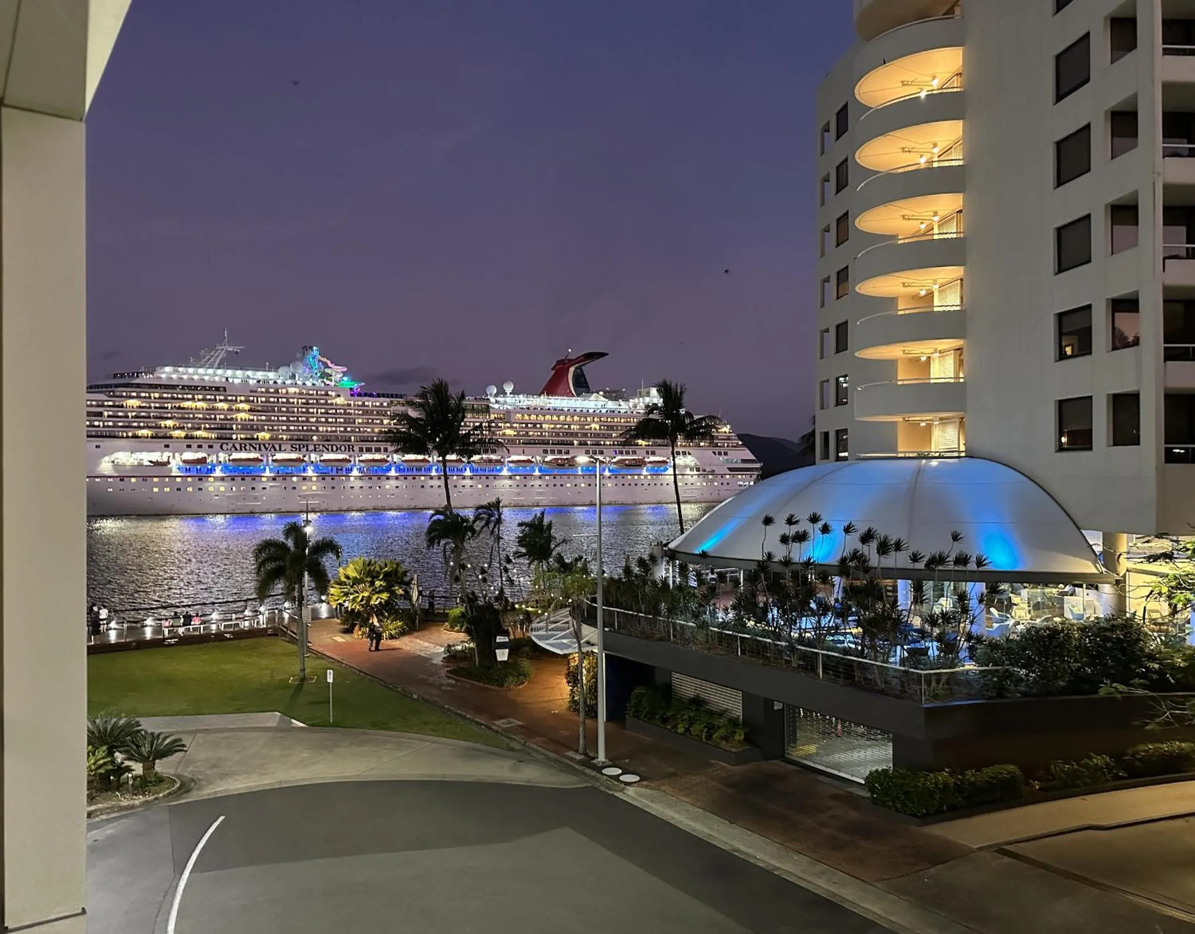 Property building in Lovely One Bedroom Apartment "Cairns Harbour Lights"