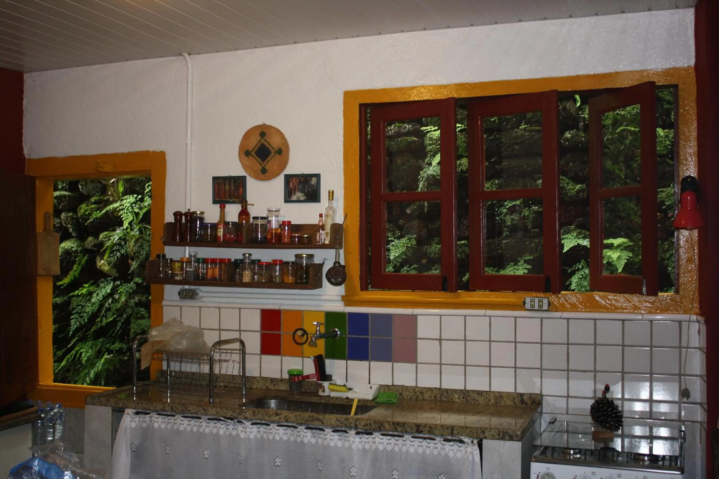 Communal kitchen in Pouso da Passagem B&B