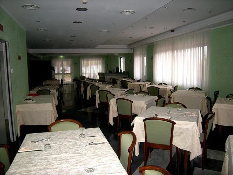 Restaurant/places to eat in Sea Garden Hotel