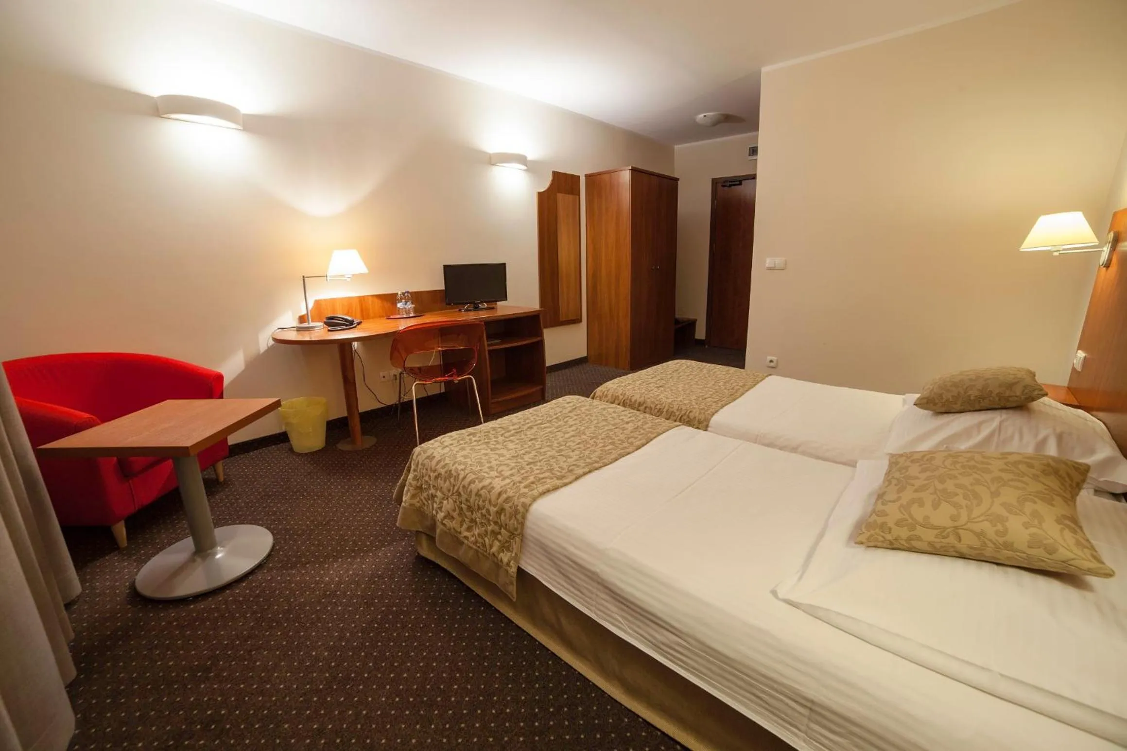 Photo of the whole room, Bed in H6 MAJOR ApartHotel Travel & Business, FREE PARKING