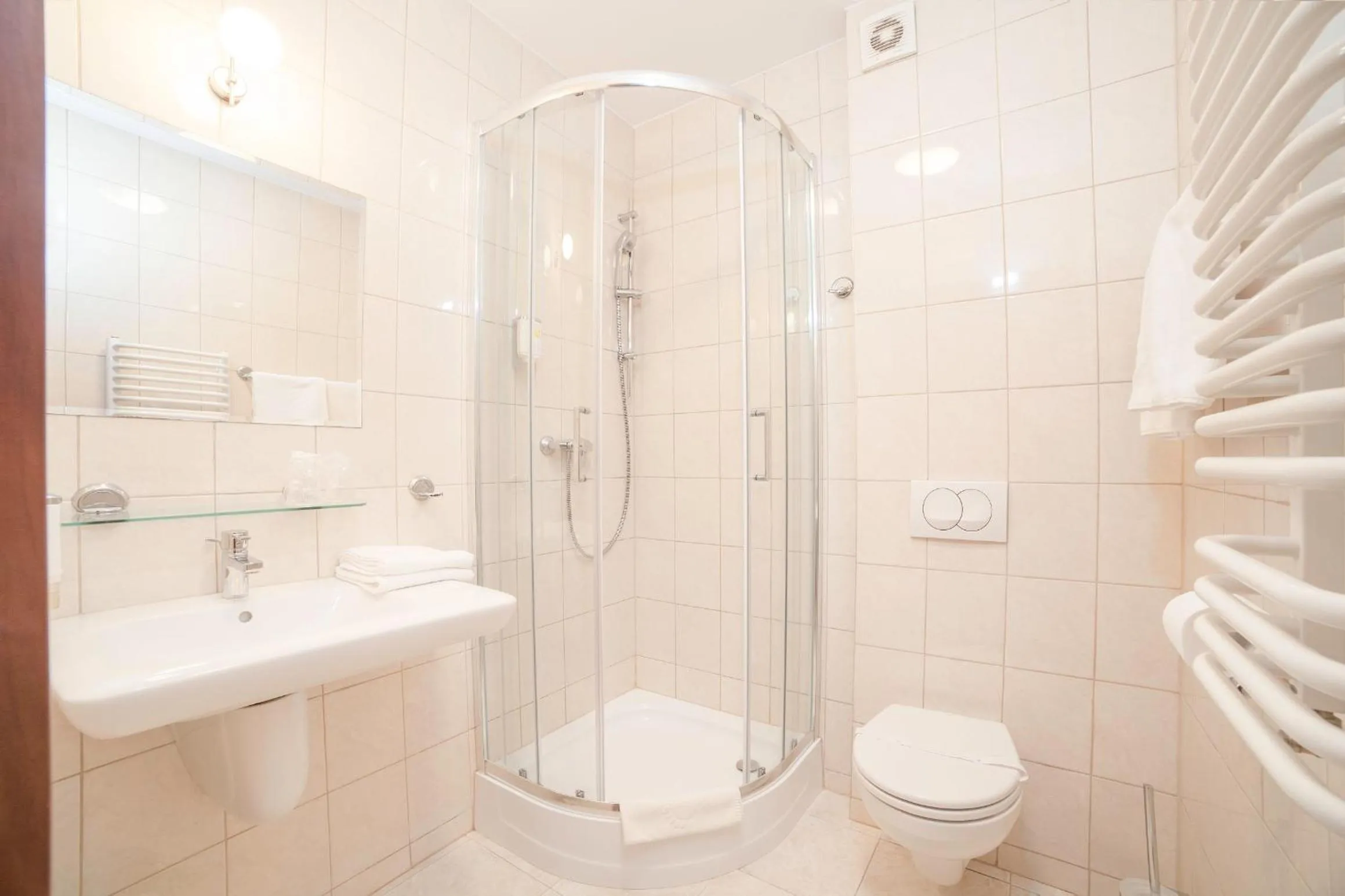 Bathroom in H6 MAJOR ApartHotel Travel & Business, FREE PARKING