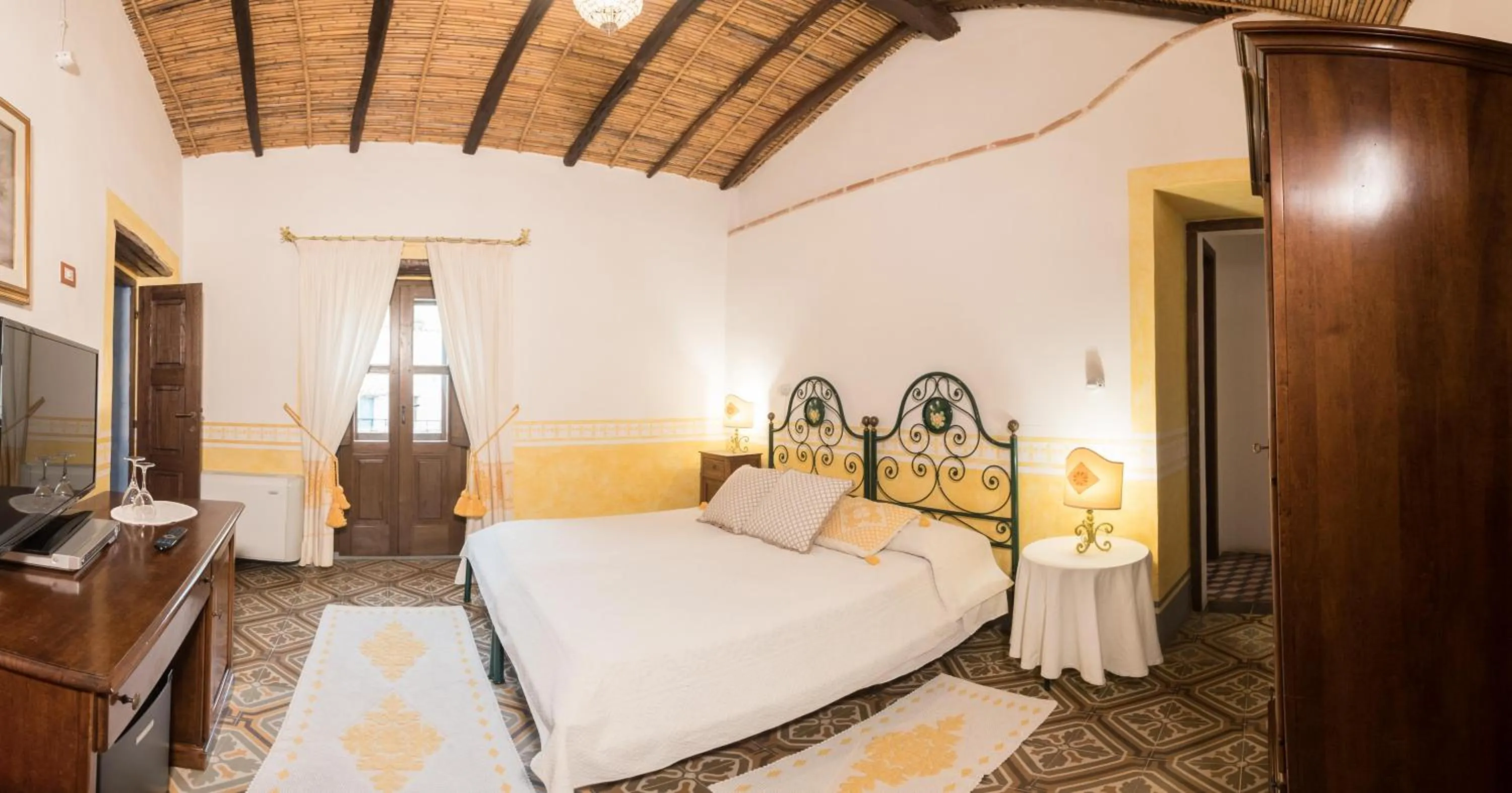 Bed in Hotel Anticos Palathos