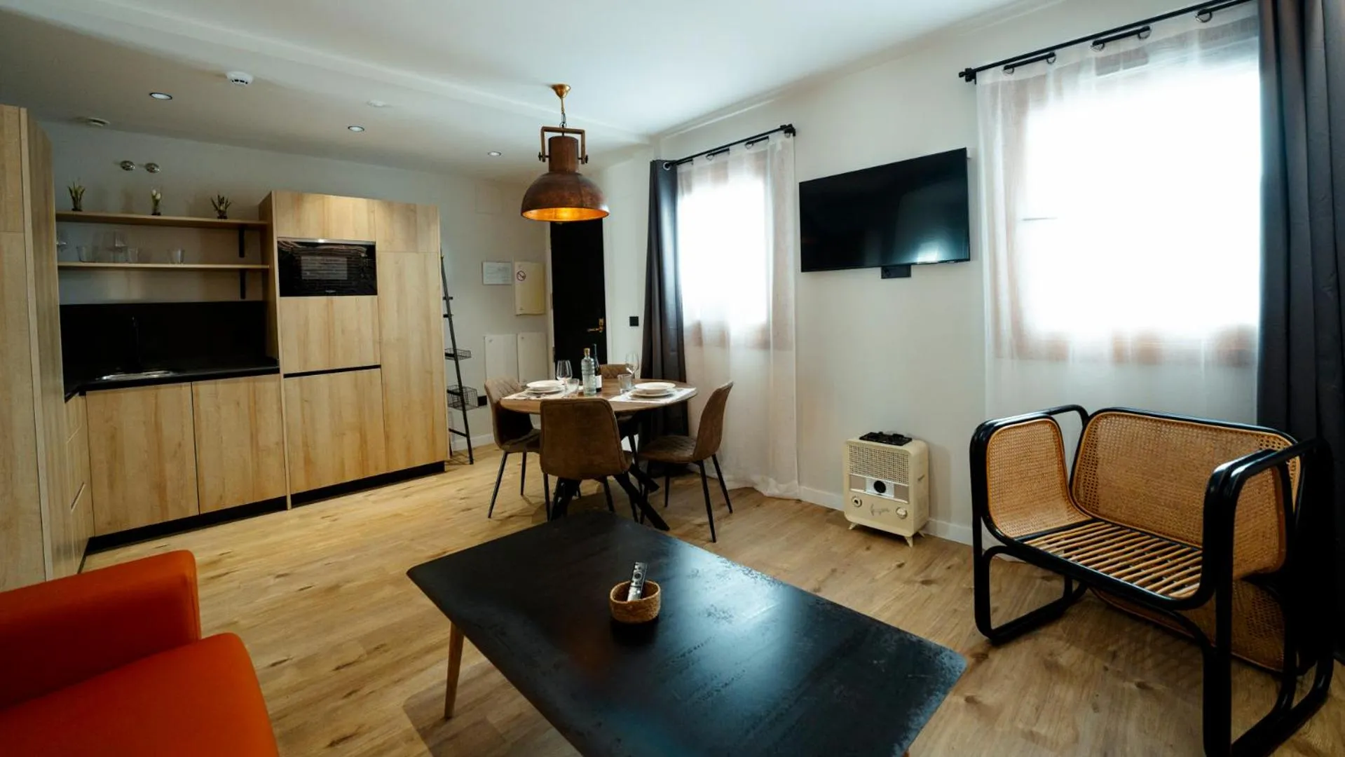 TV and multimedia in Aparthotel Luz de Gades - Suites Spa Gym - Adults Only