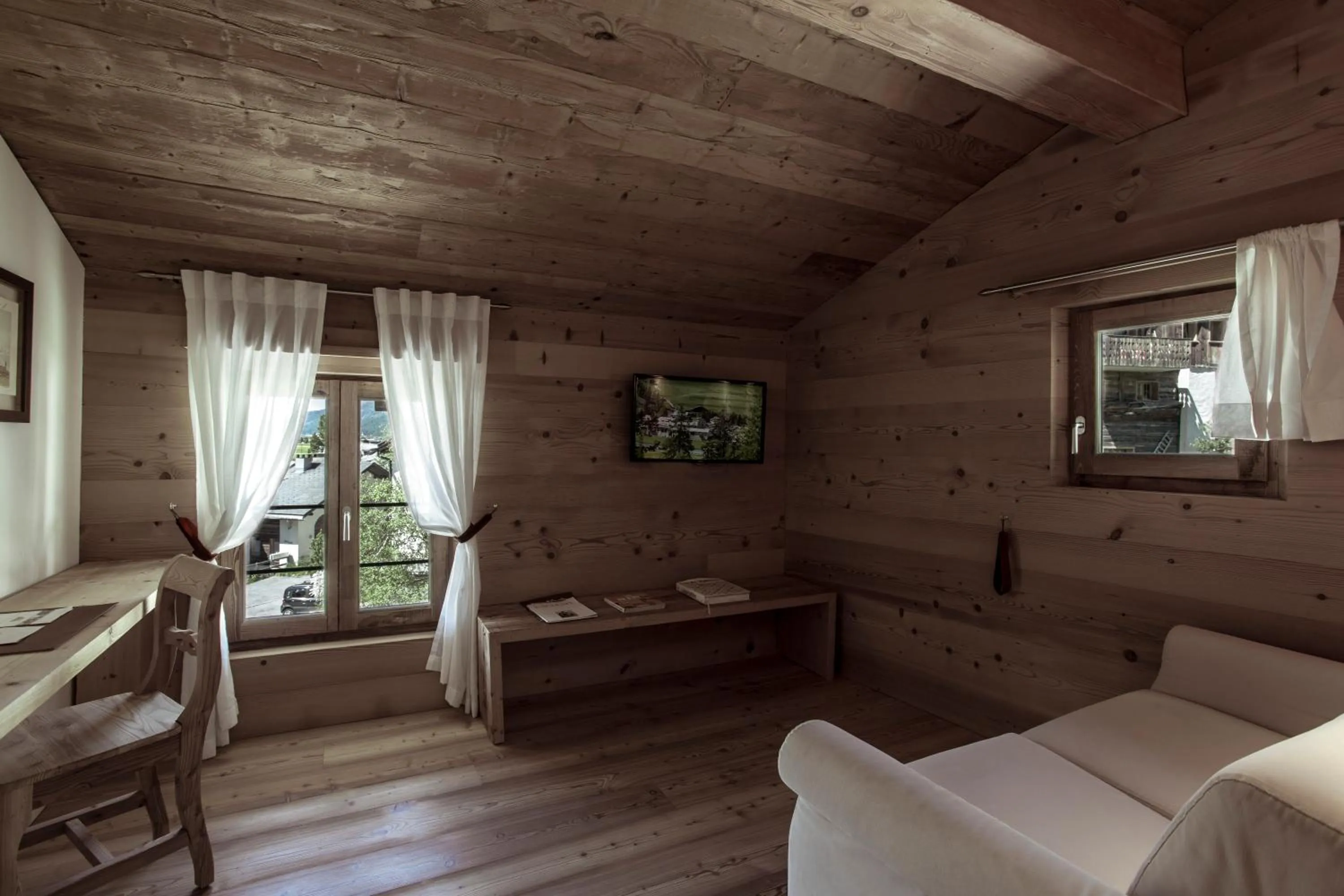 Seating area, Bed in Chesa Stuva Colani