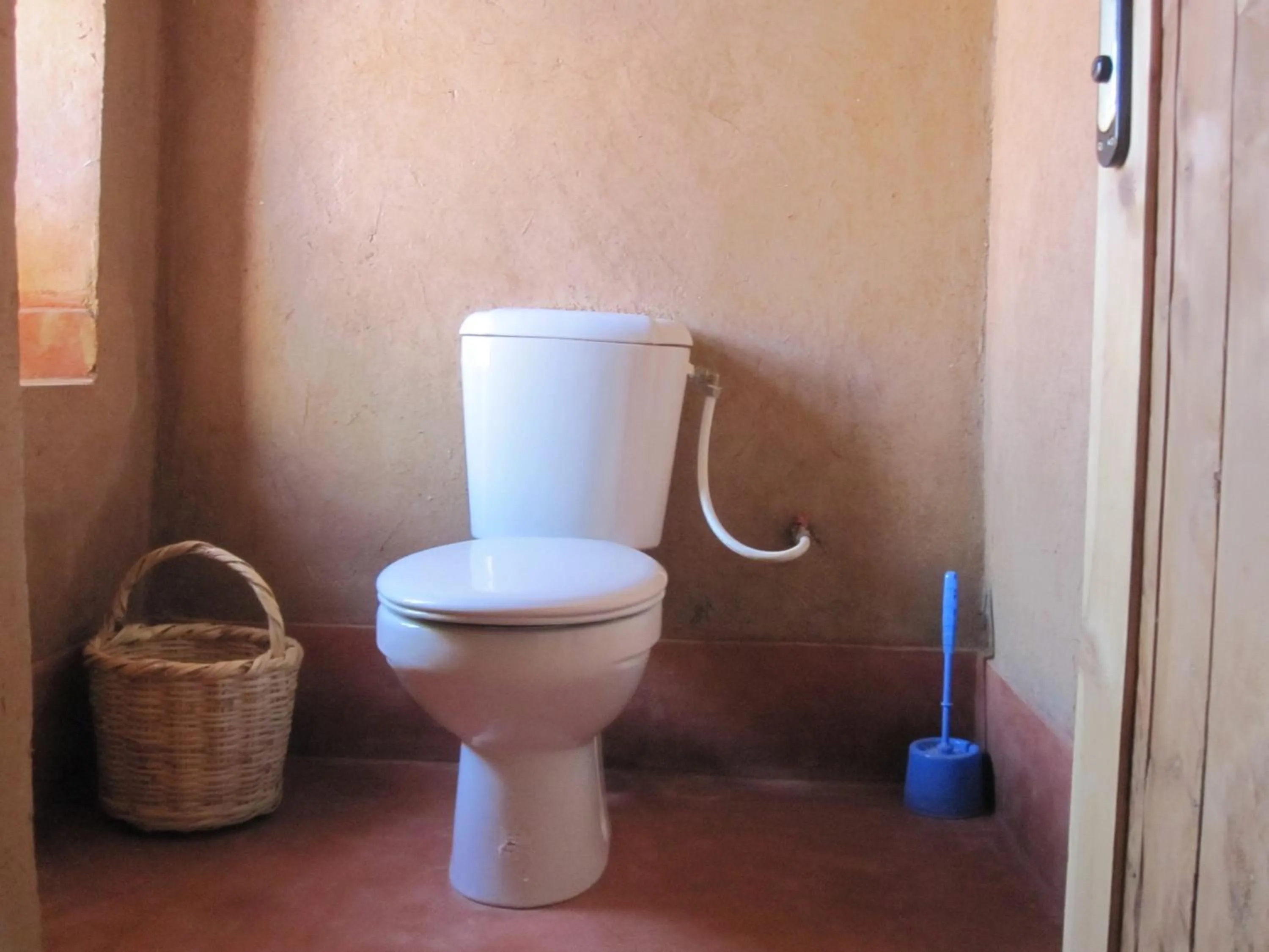 Toilet in Casbah d'hôte La Jeanne Tourisme Ecologique
