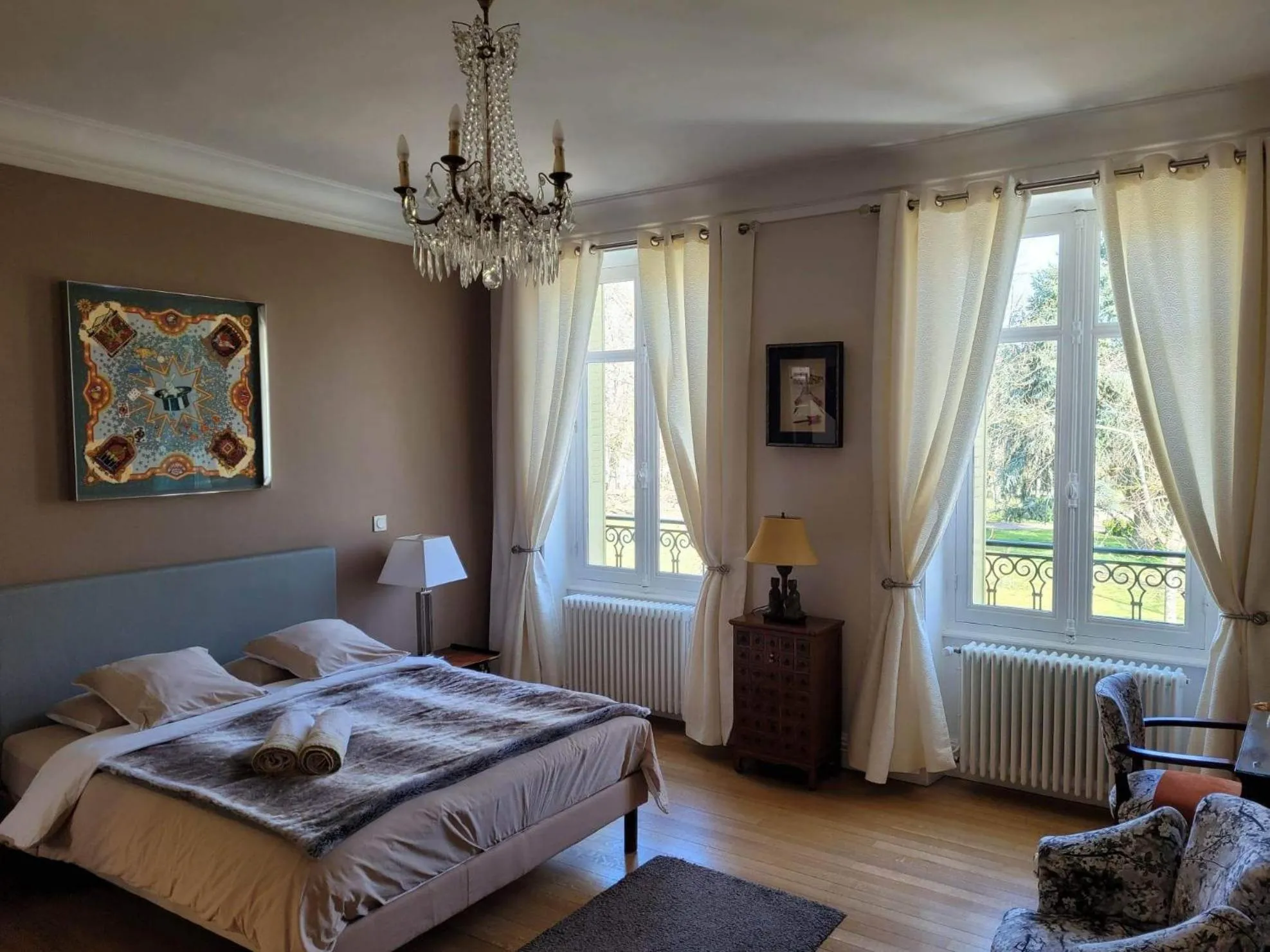 Bed in Chambres d'Hôtes de luxe Côté Parc-Côté Jardin avec parking privé gratuit