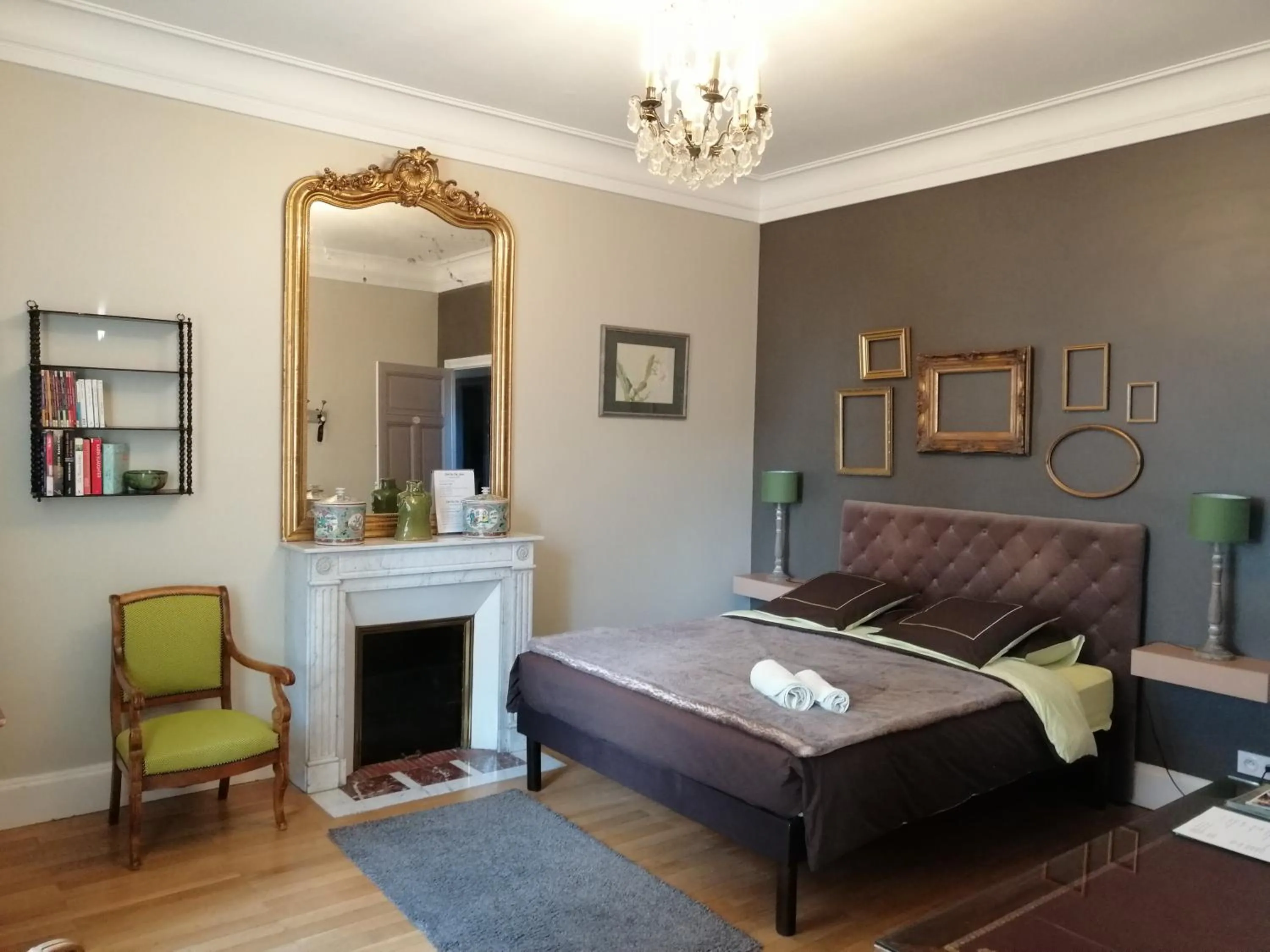 Bed in Chambres d'Hôtes de luxe Côté Parc-Côté Jardin avec parking privé gratuit