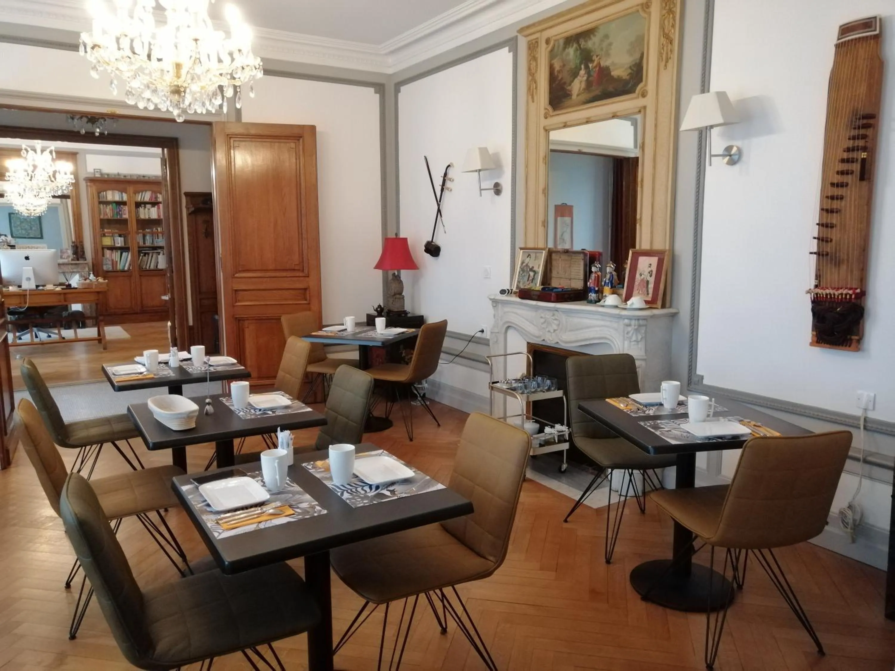 Breakfast in Chambres d'Hôtes de luxe Côté Parc-Côté Jardin avec parking privé gratuit